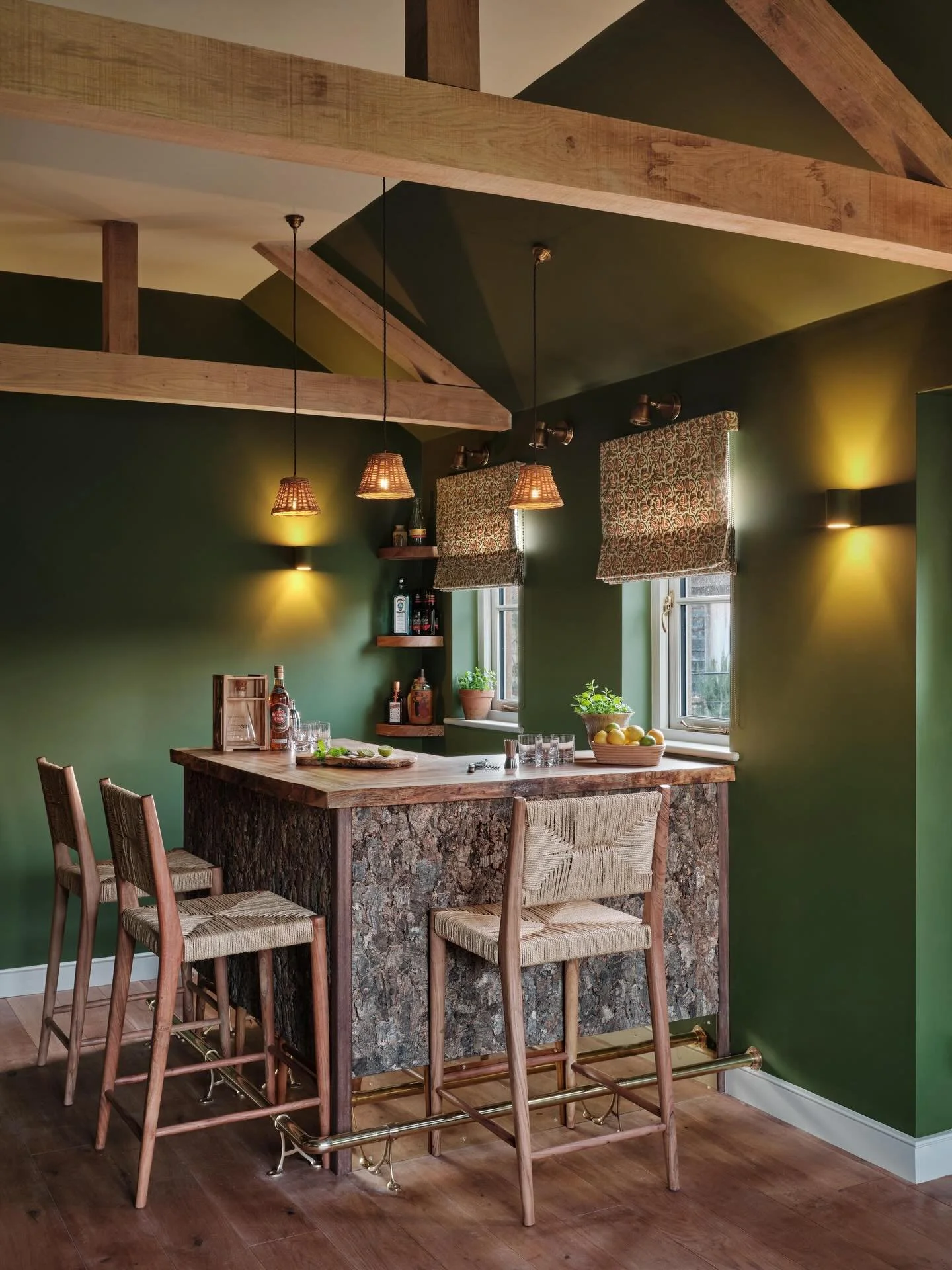 We loved working with our client to design this garden bar, the perfect place for hosting drinks with friends to cure the January blues.

📸 @astridtemplier 

#design #interior #bar #drinks #interiordesign