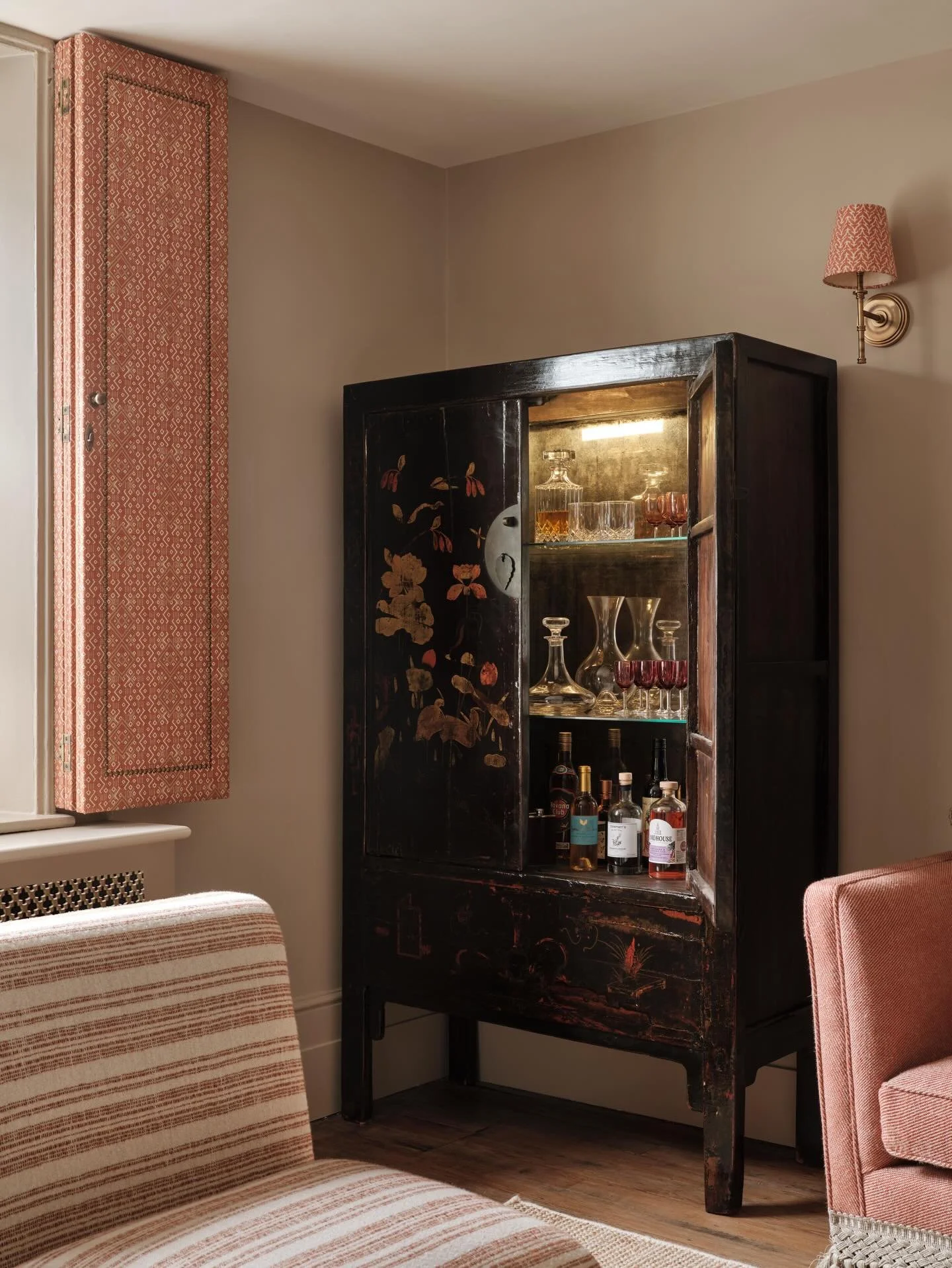 We love incorporating antiques into our projects for the character and personal story they bring. This piece was sourced by us then finished with a gold leaf backing during a workshop with @newmansdecorativeliving&mdash;an experience that allowed us 