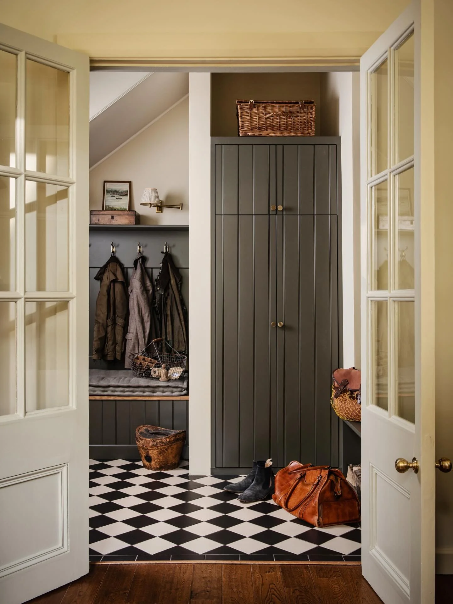 We&rsquo;re thrilled with this Victorian townhouse project, featuring a bespoke boot room and a stylish cloakroom, enhanced with custom cabinetry throughout to maximize storage in this family home.

#interiors #design #fy #interiordesign 

@tomstauby