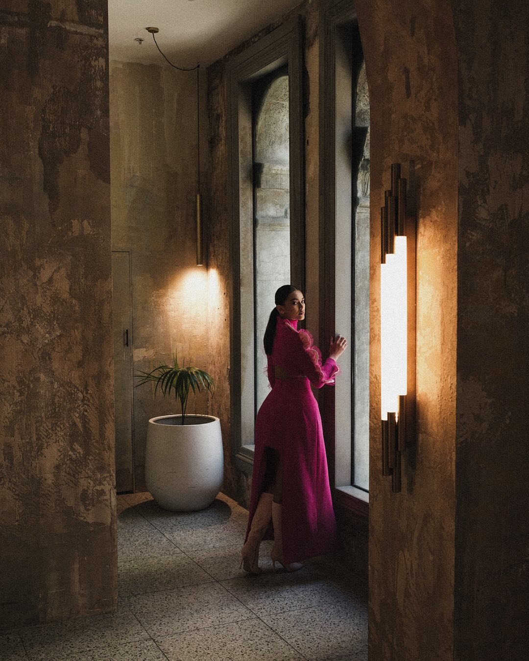 A blend of natural light with artificial glow can be breathtaking ✨✨
.
#sydneyfashion #sydneyfashiondesigner #photography #fashion #sydneyphotography