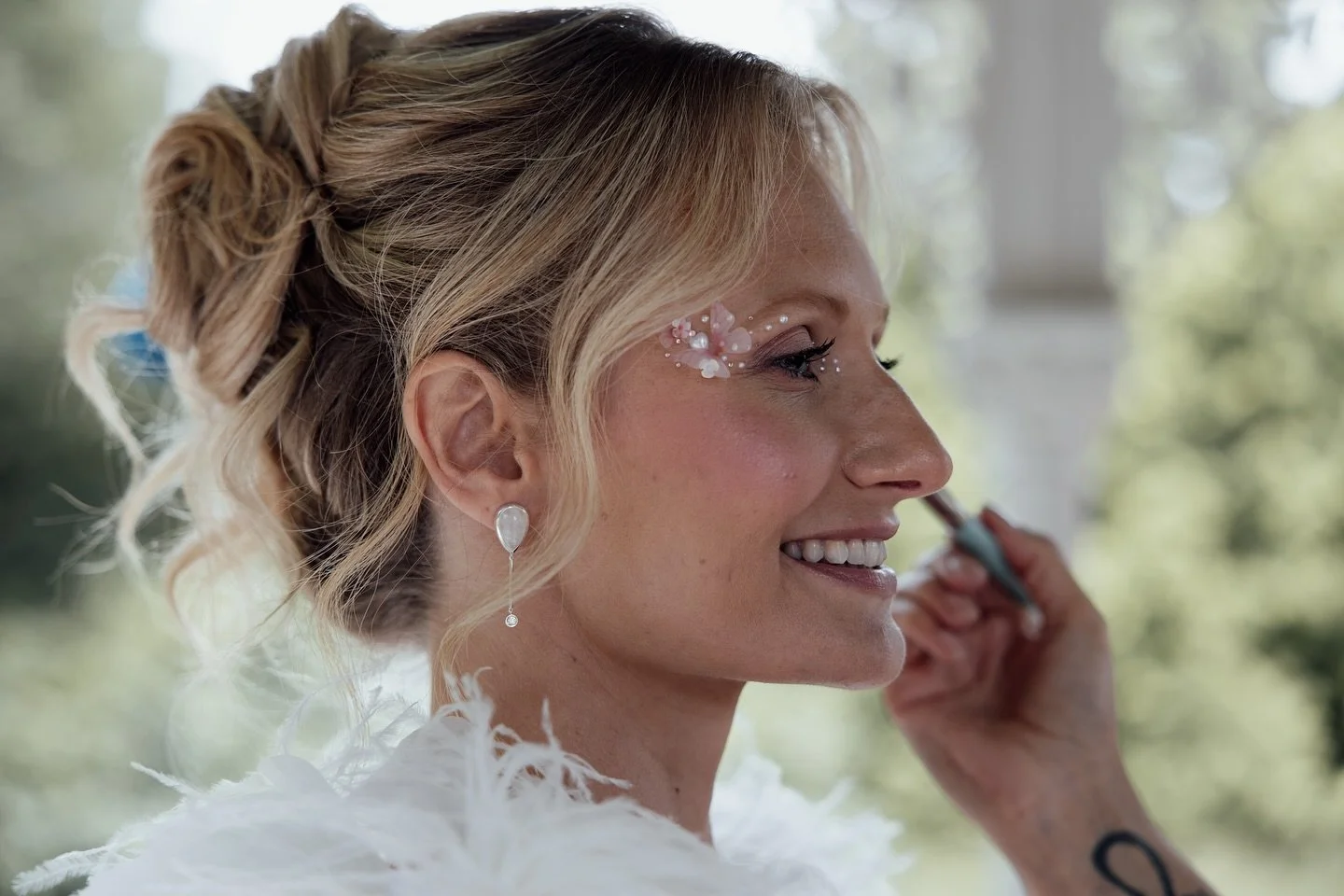✨Are you ready for it? ✨
Something a little different go your wedding or event&hellip;🧚&zwj;♀️fairycore inspired makeup. Using my signature radiant, natural look with beautiful pearls, organza butterflies and gems to elevate your look to a whole new