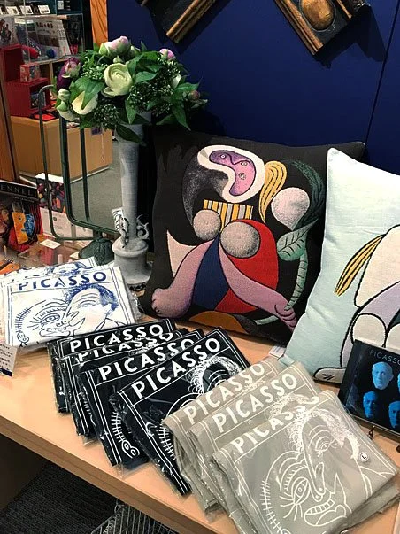 Illustrated merchandise design for Pola Museum of Art exhibition 'Picasso and Chagall: IMAGINARY DIALOGUES' by freelance illustrator Sayori Wada