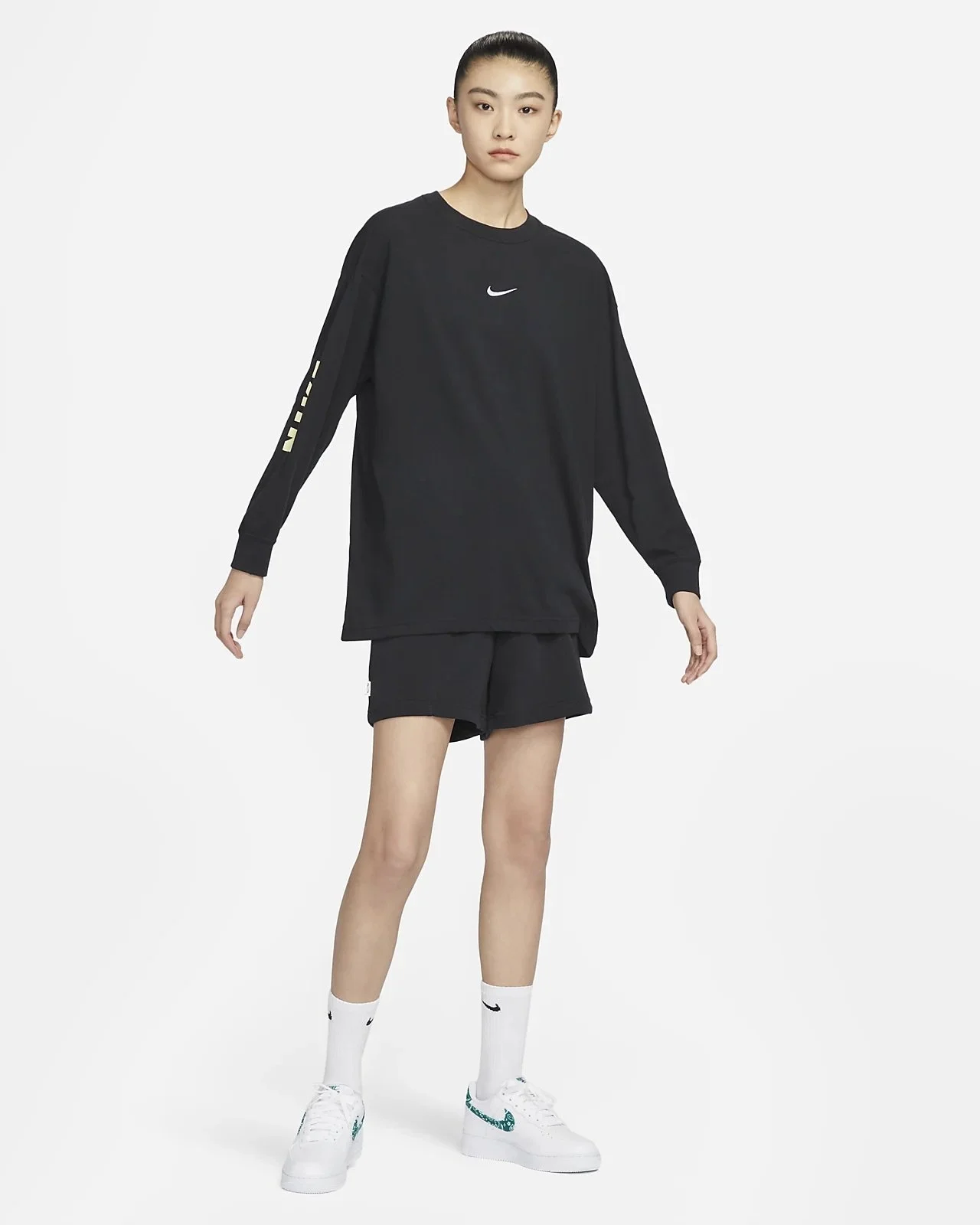 Long-sleeve T-shirt design for NIKE, graphic illustration by freelance illustrator Sayori Wada (outsourced)