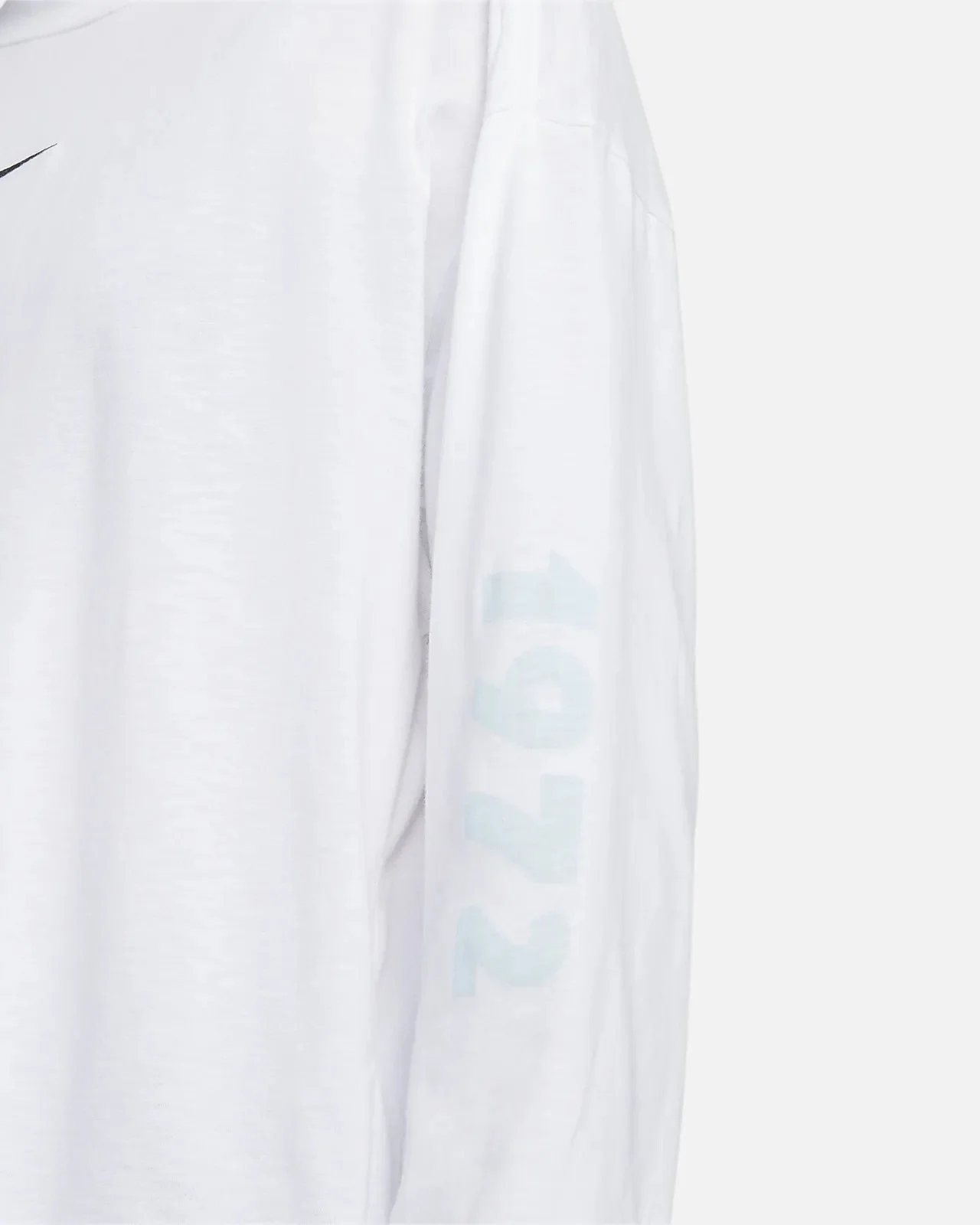 Long-sleeve T-shirt design for NIKE, graphic illustration by freelance illustrator Sayori Wada (outsourced)