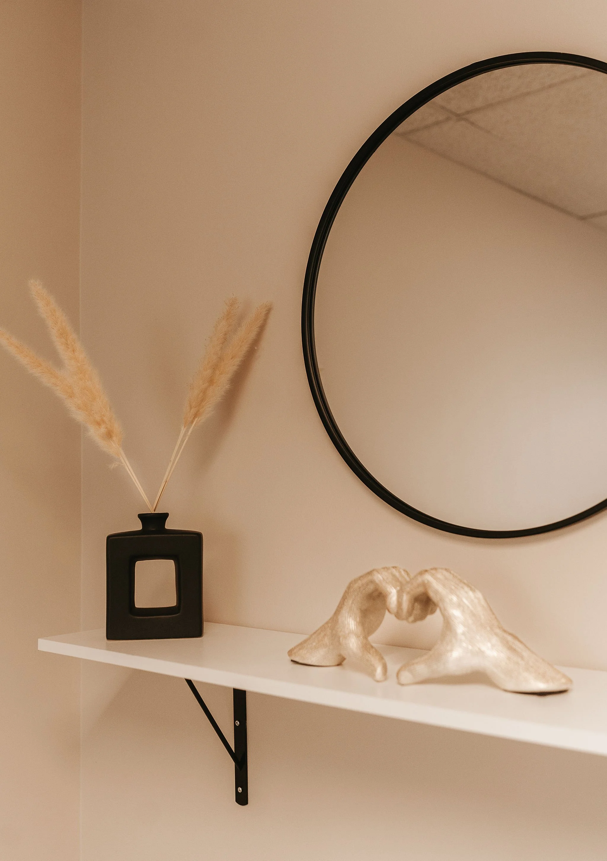Decorative shelf in patient treatment room
