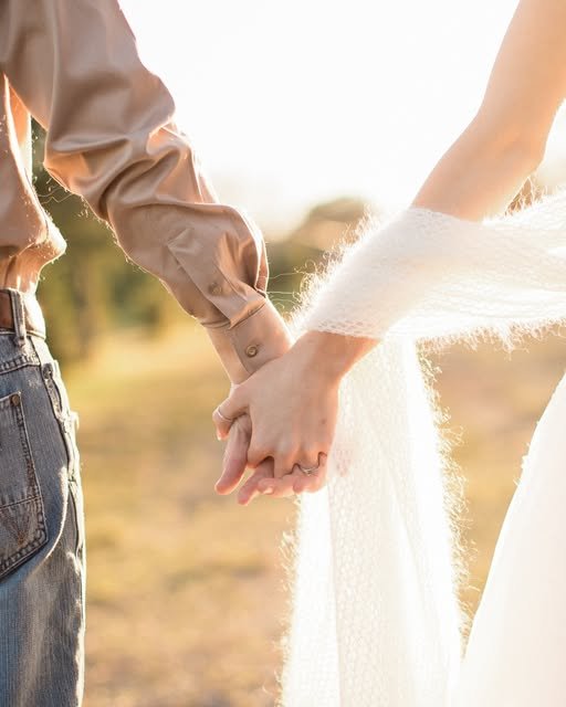 StephanieEddy_close up couple hands.jpg