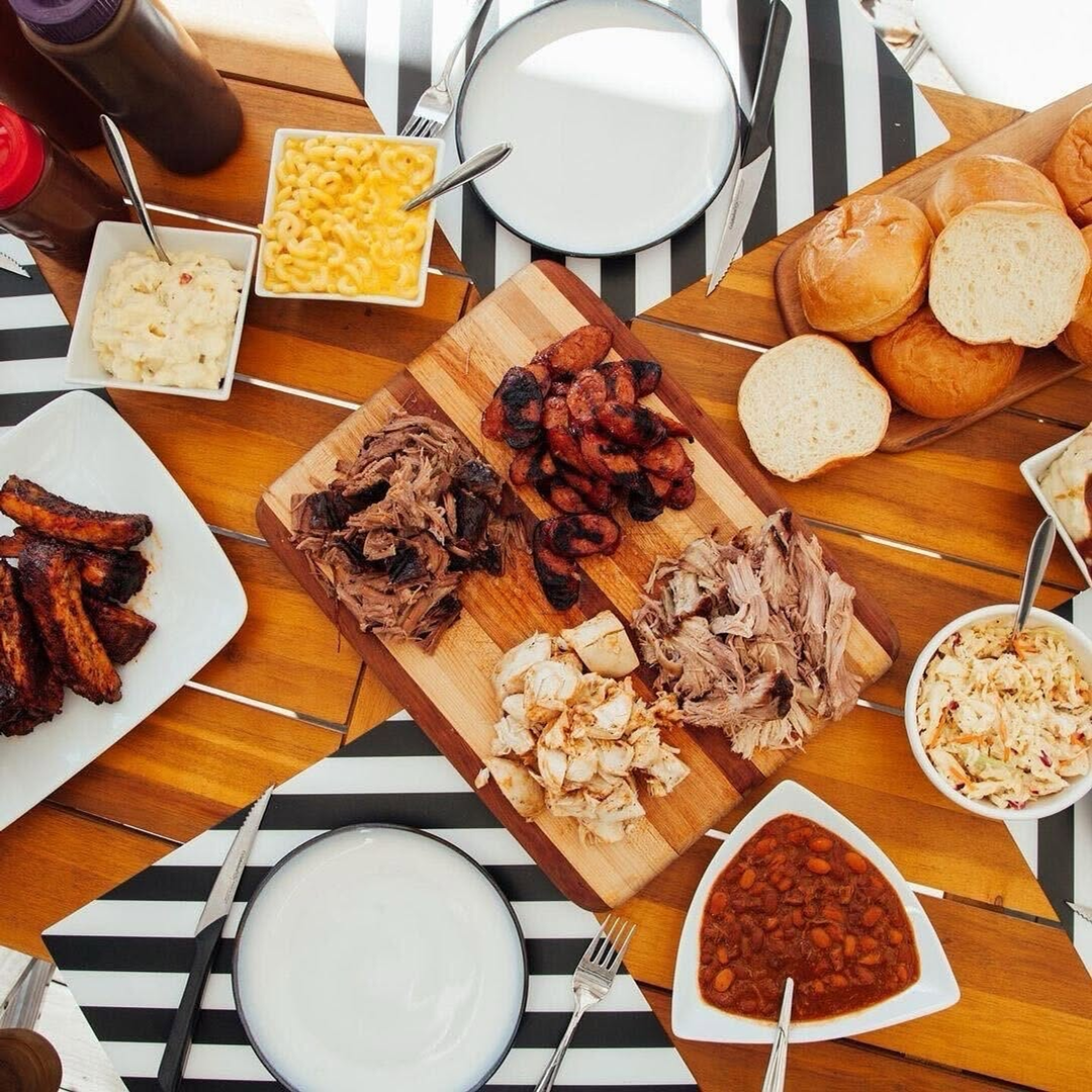 BrothersBBQ_small meat tray and sides.png