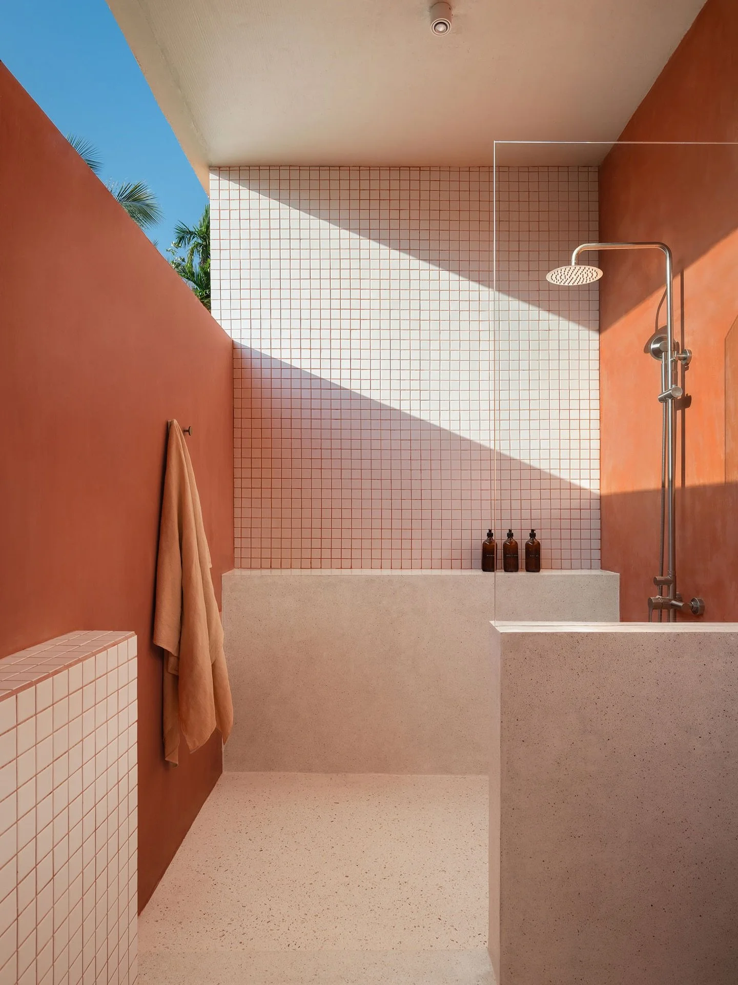 We designed the bathroom first.
Just kidding.
Or maybe not.

Because some spaces deserve more than a quick in-and-out. Light, air, textures and zero rush.

If this feels like your kind of luxury, leave a ❤️

#TropicalBathroomDesign #OpenAirBathroom #