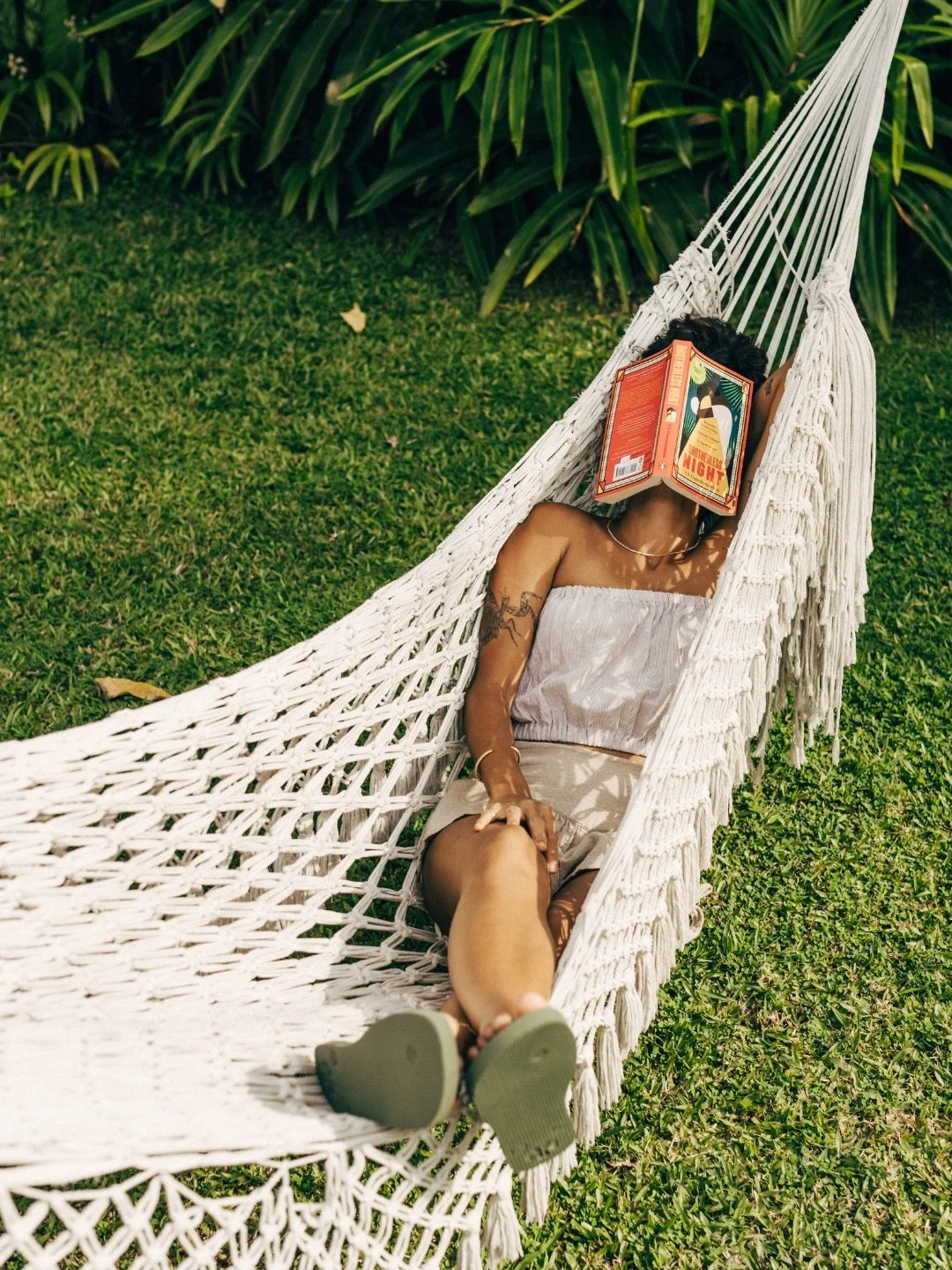 A reading list for slow days in Sri Lanka. 
Swipe to discover &mdash; and save for your next trip.

Is there a book you&rsquo;d add to the list? 👇🏻

📷 @sandos.store