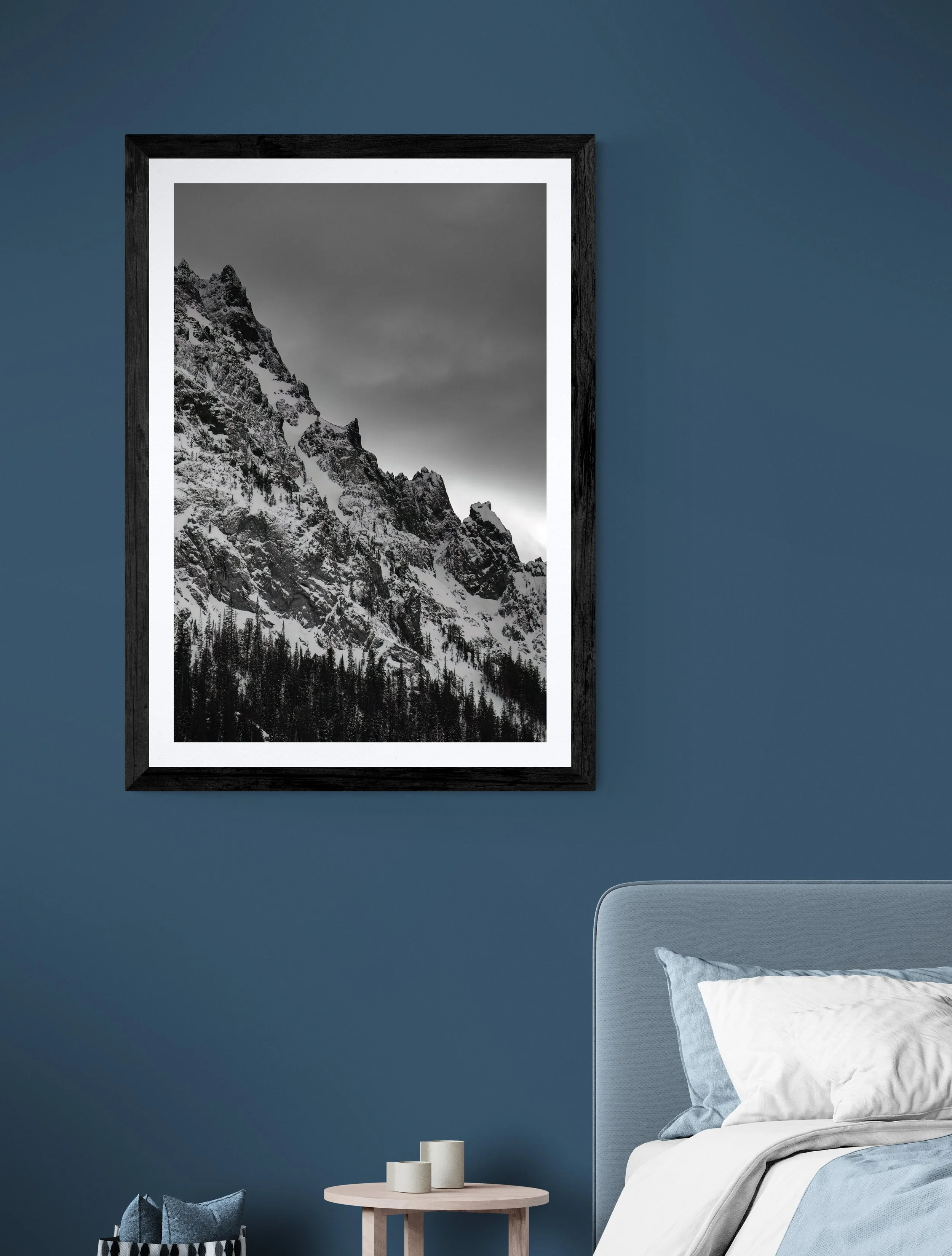 Cosy_and_stylish_minimalist_bedroom.jpg