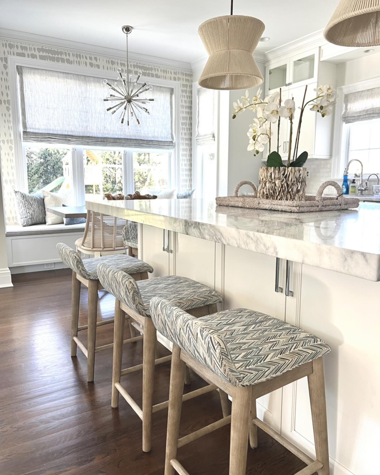 Kitchens are the most personalized spaces in a home&hellip; whether you like to cook or not! Make it your own when you move into a new home.❤️ #kitchen #kitchenrefresh #youngfamily #greenwich @sarinagaluinteriors