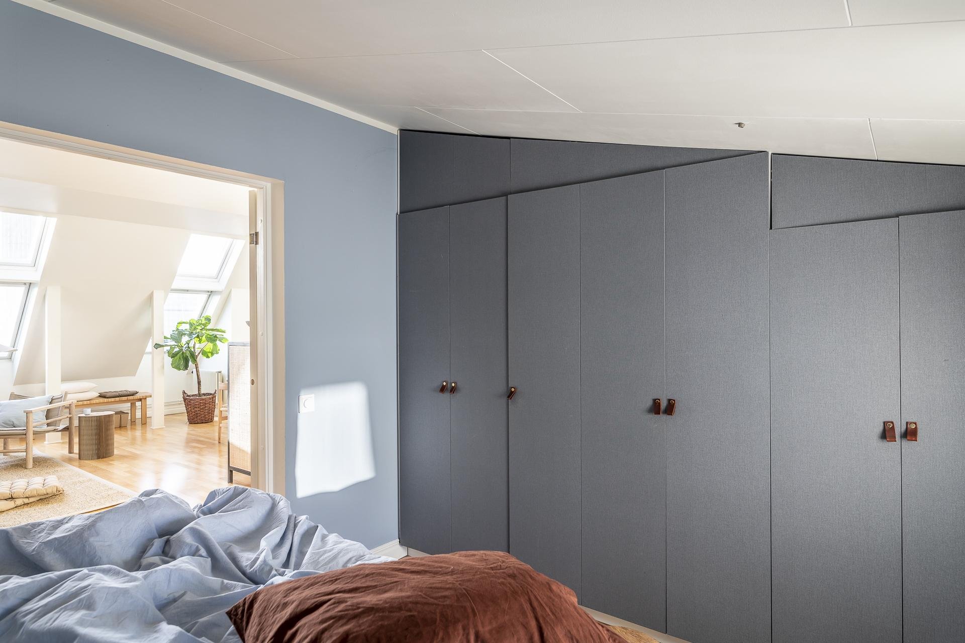 arredamento scandinavo moderno - chiccacasa - armadio camera da letto in un attico
