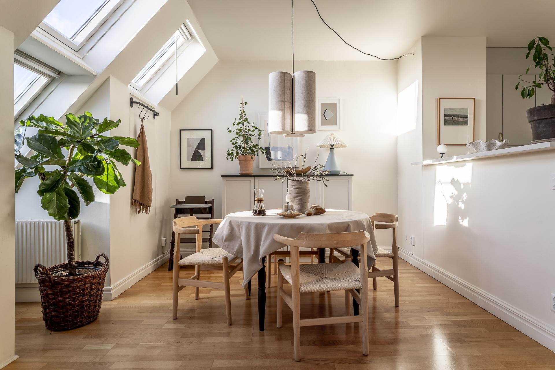 Arredamento scandinavo moderno in un attico a tinte neutre