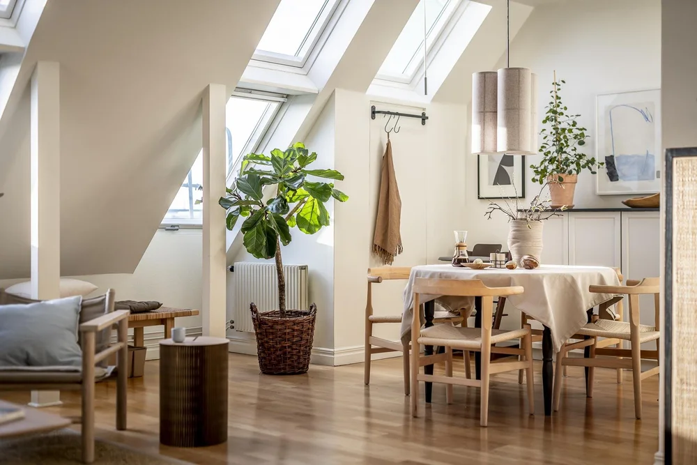 Arredamento scandinavo moderno in un attico a tinte neutre