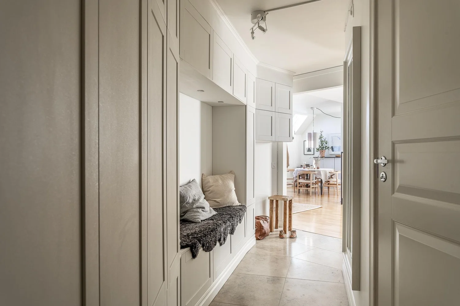 Arredamento scandinavo moderno in un attico a tinte neutre
