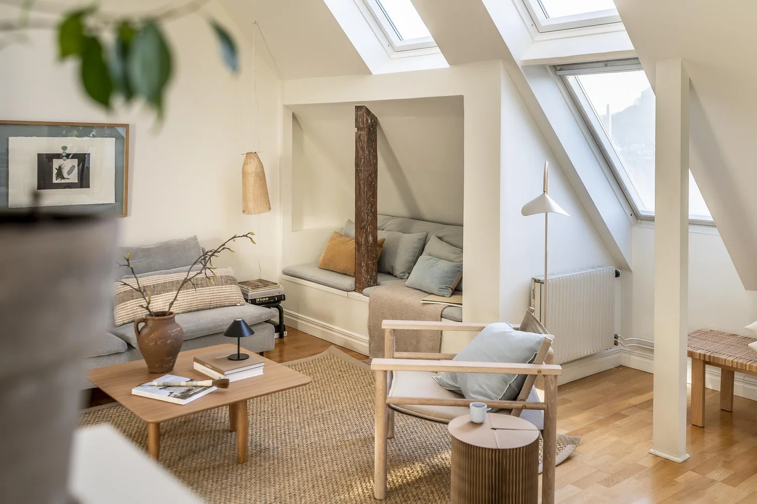 Arredamento scandinavo moderno in un attico a tinte neutre