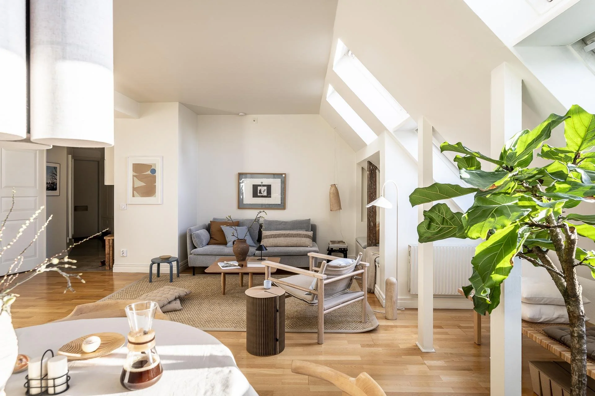Arredamento scandinavo moderno in un attico a tinte neutre