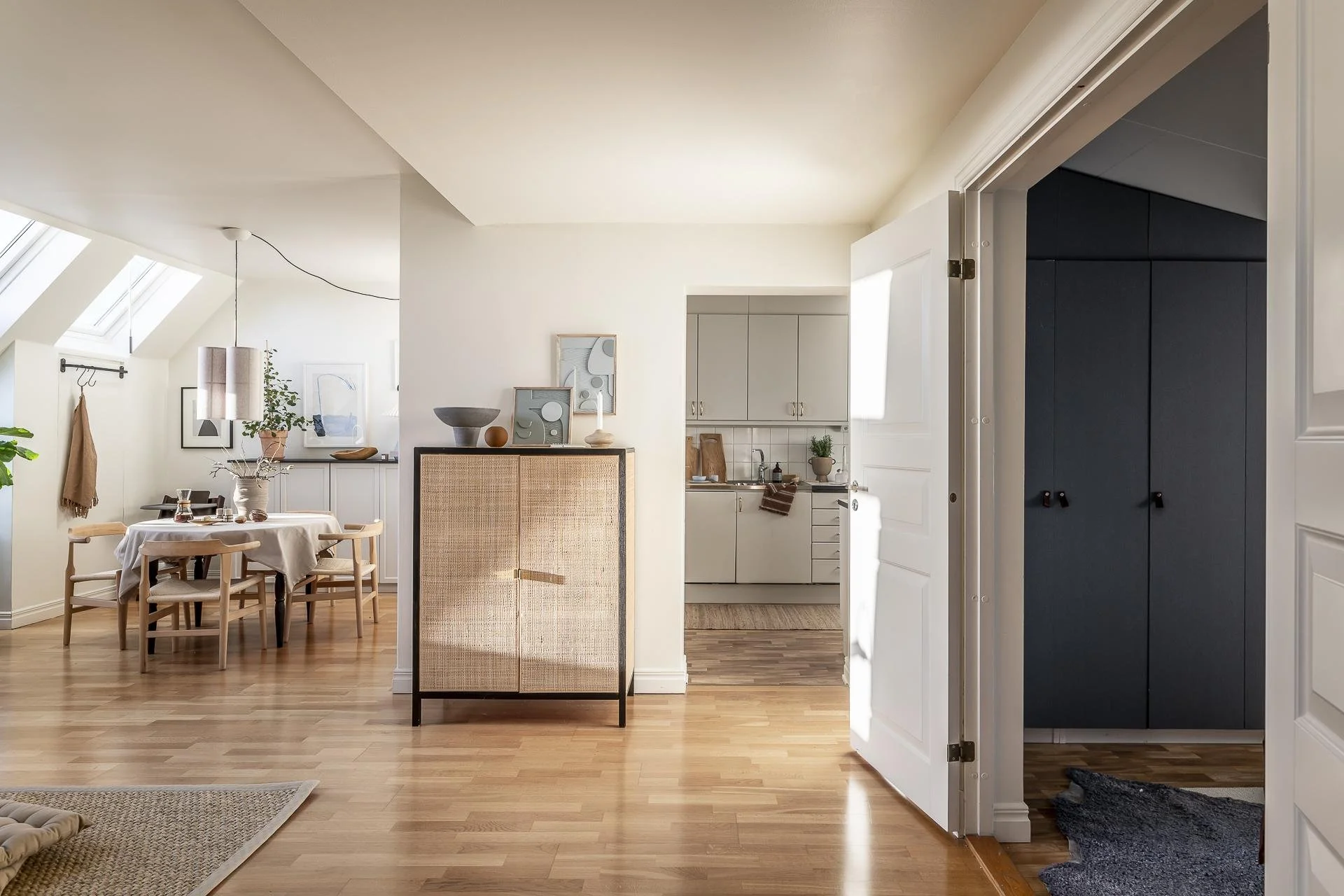Arredamento scandinavo moderno in un attico a tinte neutre