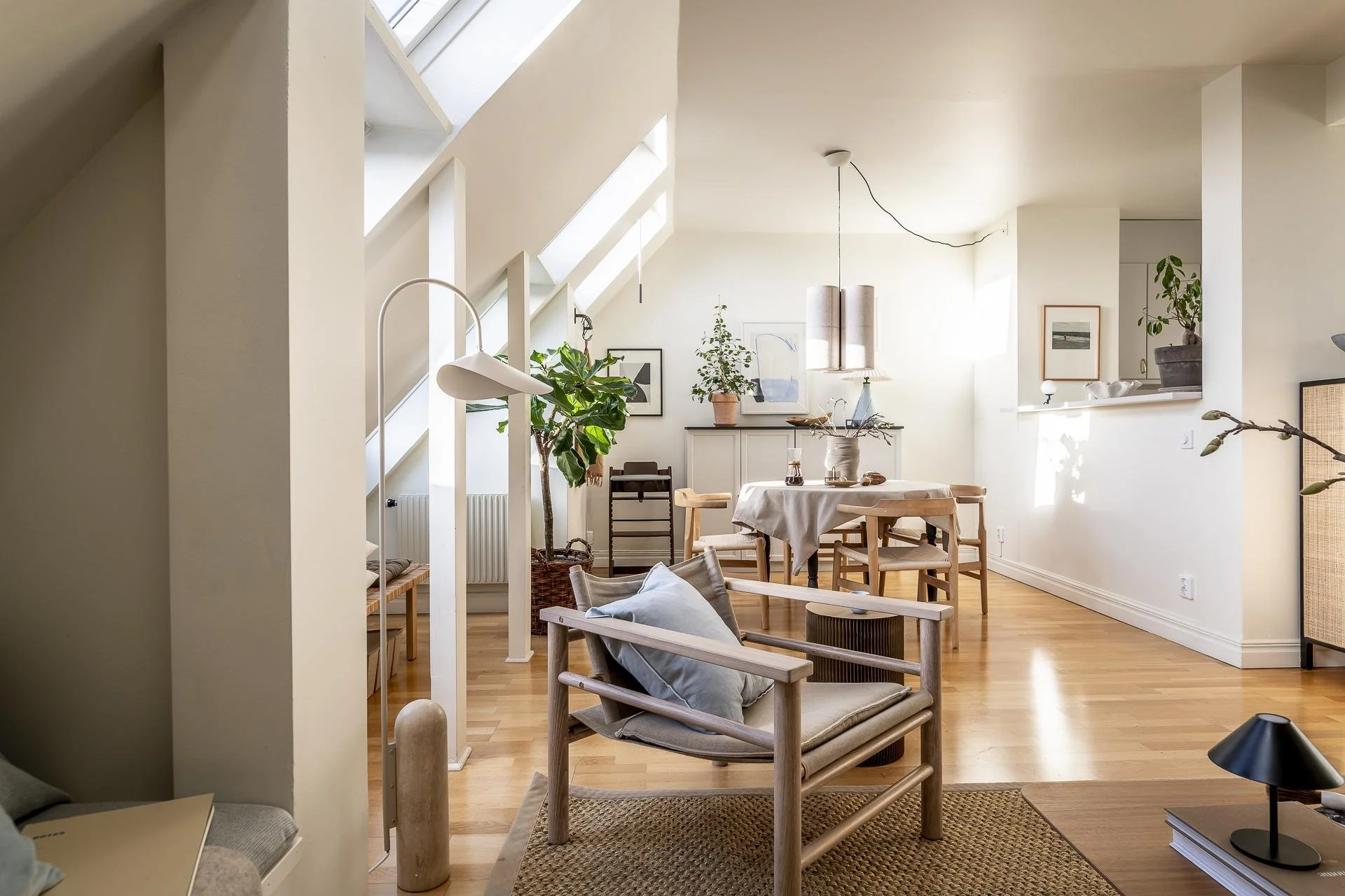 Arredamento scandinavo moderno in un attico a tinte neutre