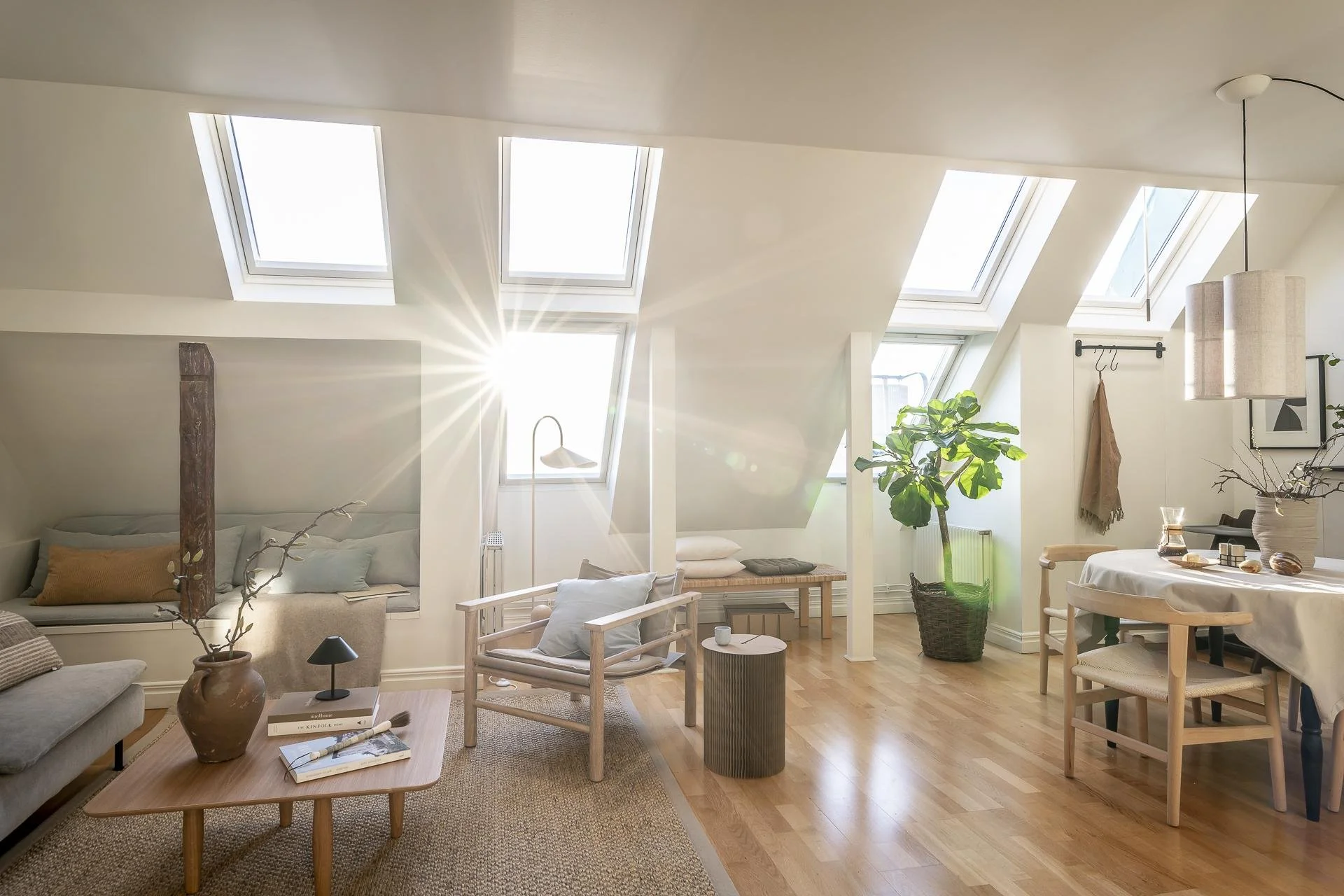 Arredamento scandinavo moderno in un attico a tinte neutre