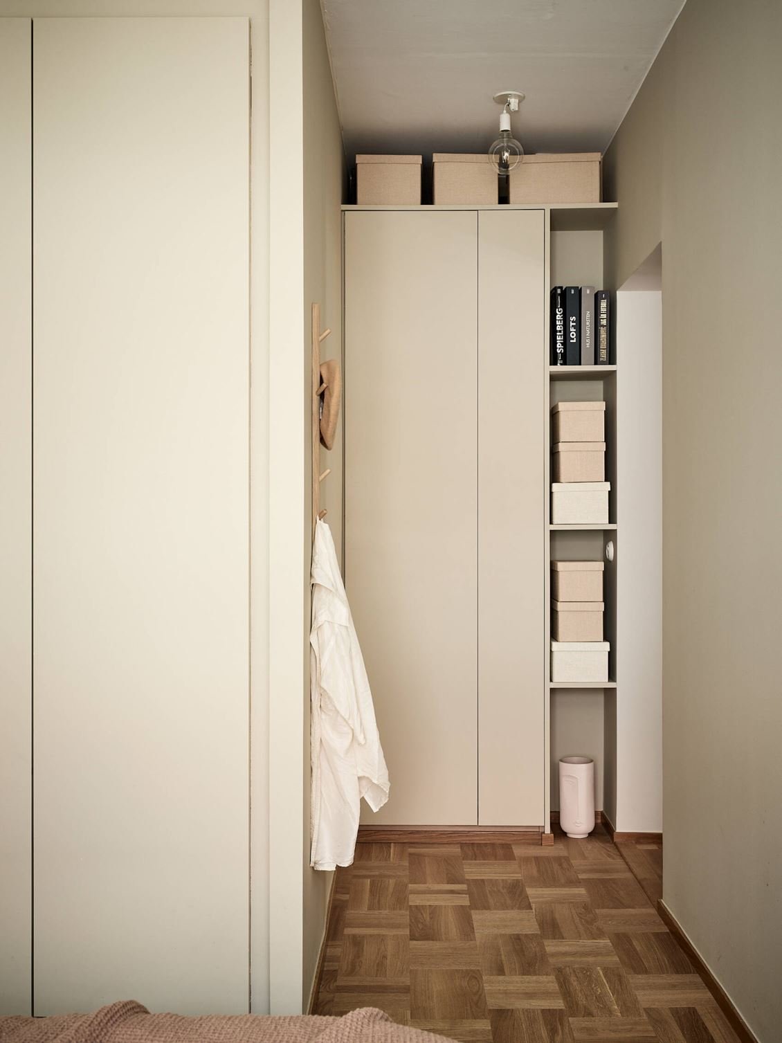 sfruttare lo spazio tra armadio e soffitto - chiccacasa - armadio con scatole sopra