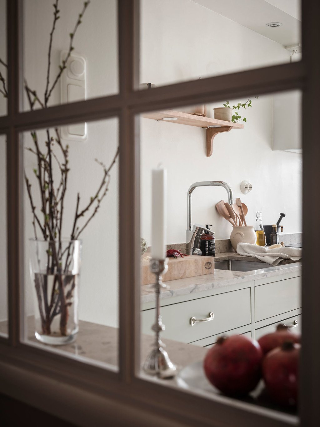 arredamento cucina piccola moderna - chiccacasa - vista di una piccola cucina dalla finestra interna
