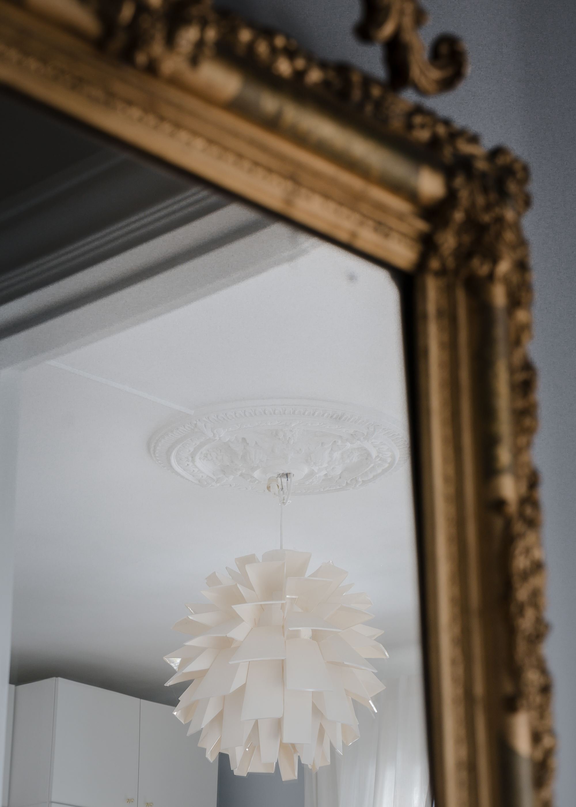 arredamento classico e moderno - chiccacasa - specchio classico dorato e lampadario moderno
