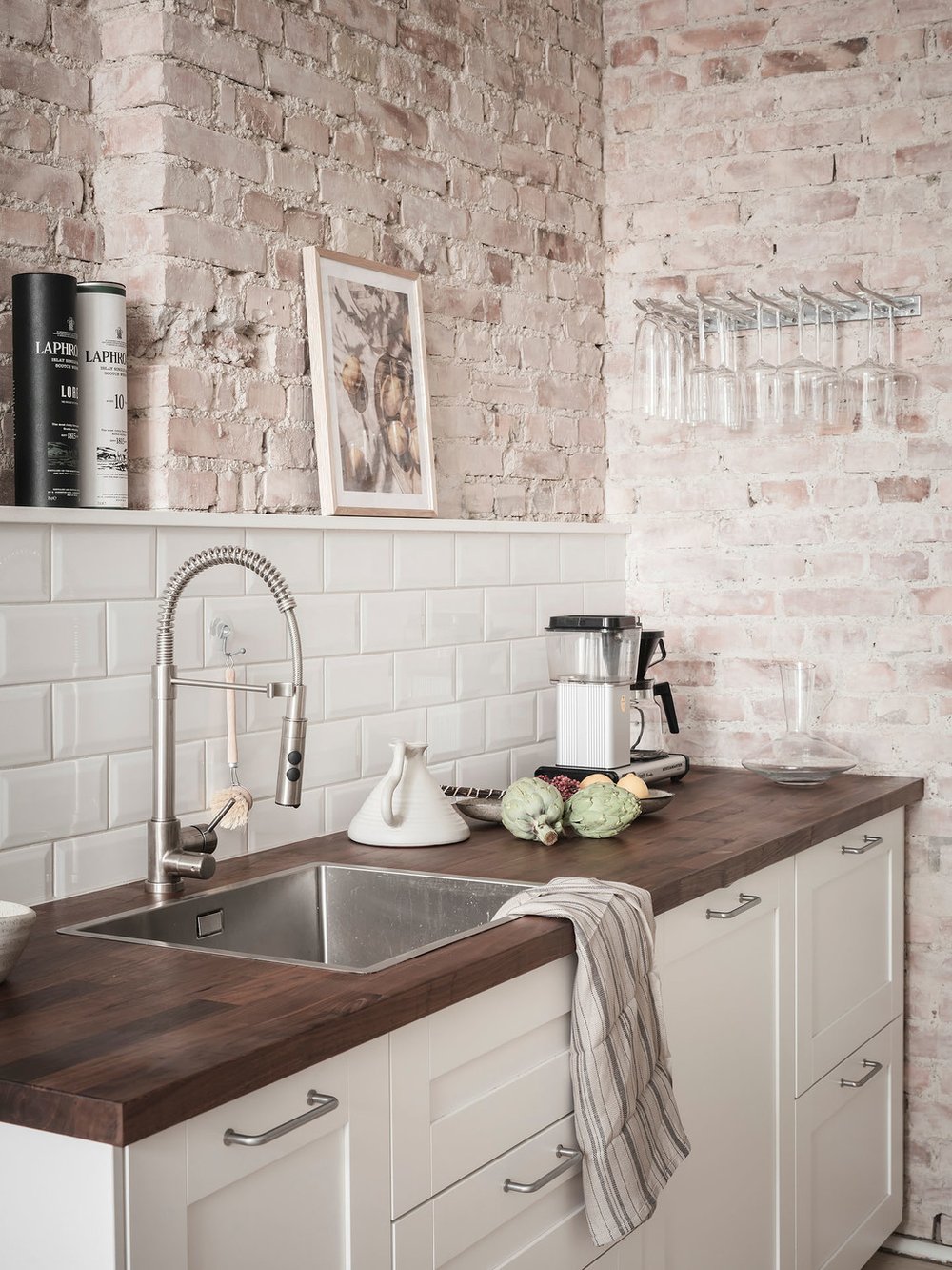 cucina con mattoni a vista - chiccacasa - cucina bianca e parete di mattoni con metro tiles