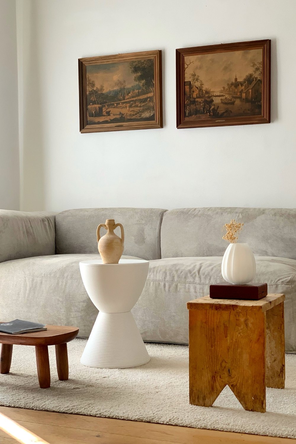 idee per decorare la parete del divano - chiccacasa - quadri antichi e mensola moderna sulla parete del divano