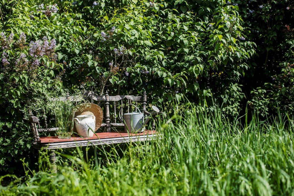 case di campagna interni rustici - chiccacasa - panca in giardino