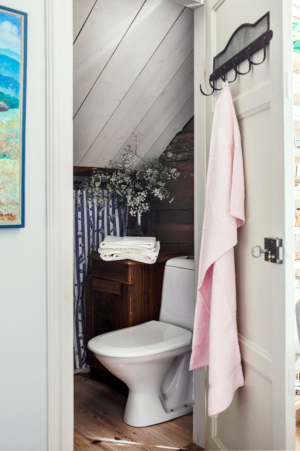 tipica casa svedese - bagno in sottotetto.jpg