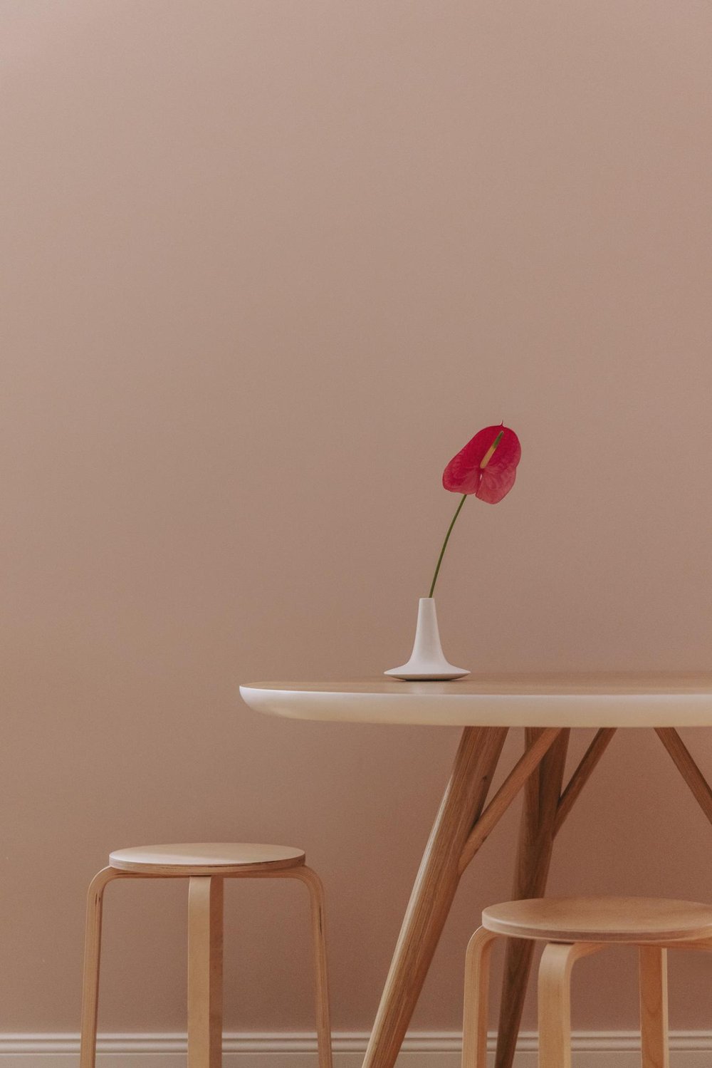 arredare con il rosa - chiccacasa - parete rosa e tavolo in legno chiaro