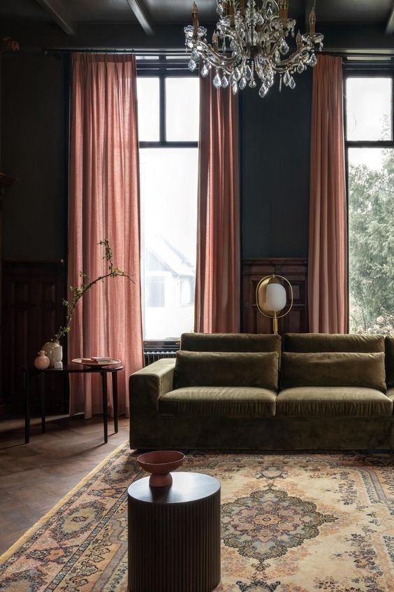 divano in velluto verde oliva moderno tappeto persiano e chandelier in vetro 