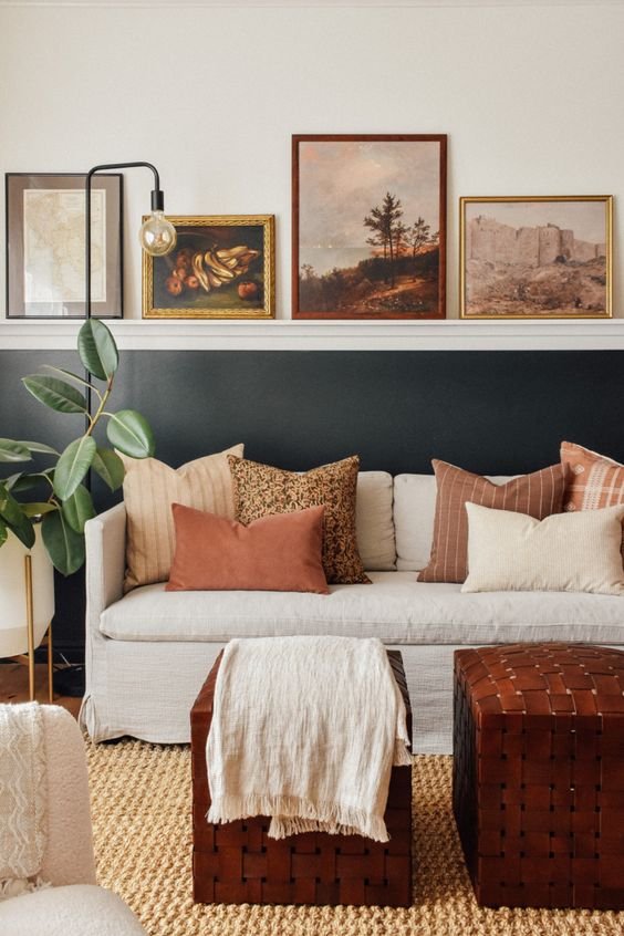 come disporre i quadri sul divano? mensola sopra il divano