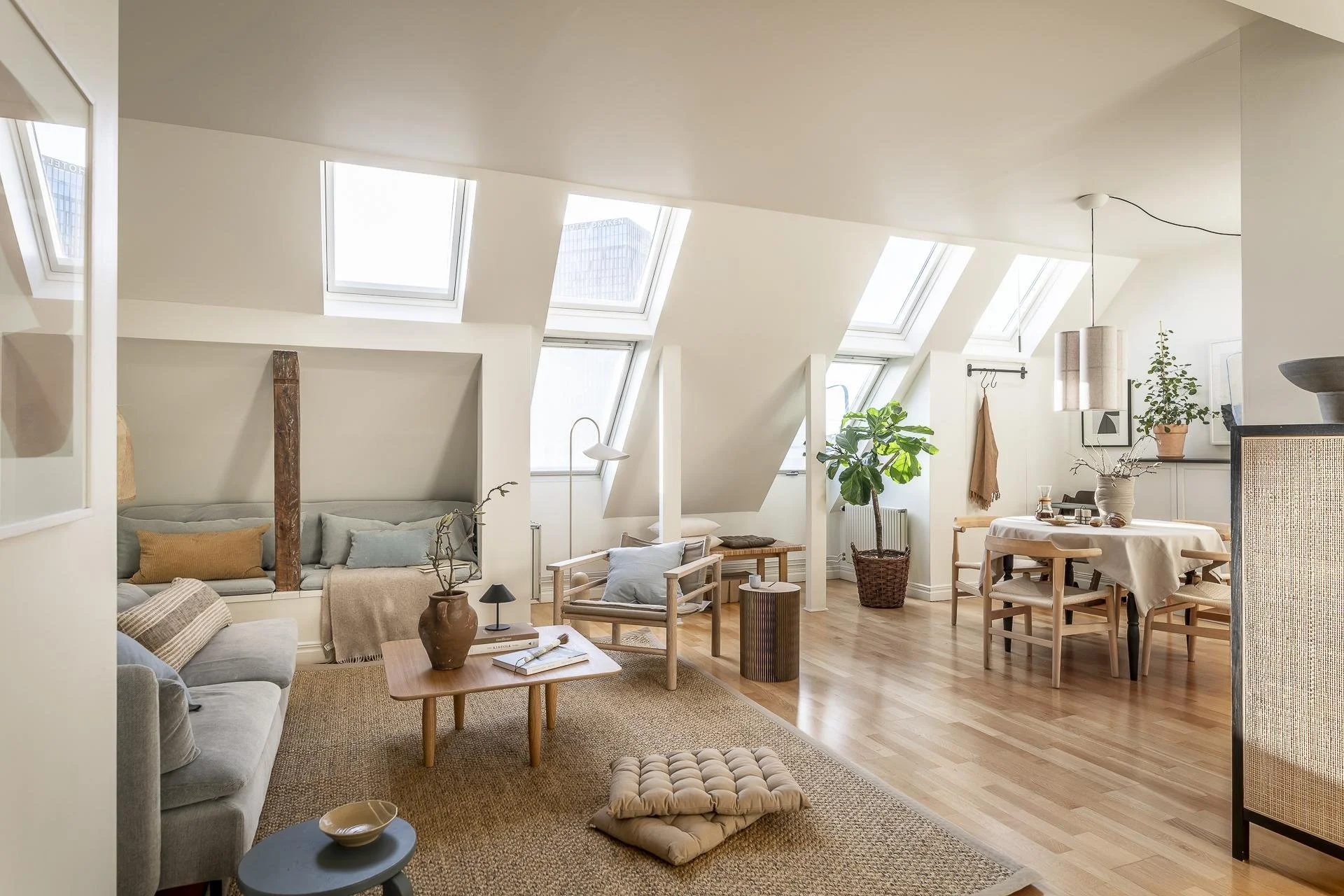 Arredamento scandinavo moderno in un attico a tinte neutre — Chiccacasa ...