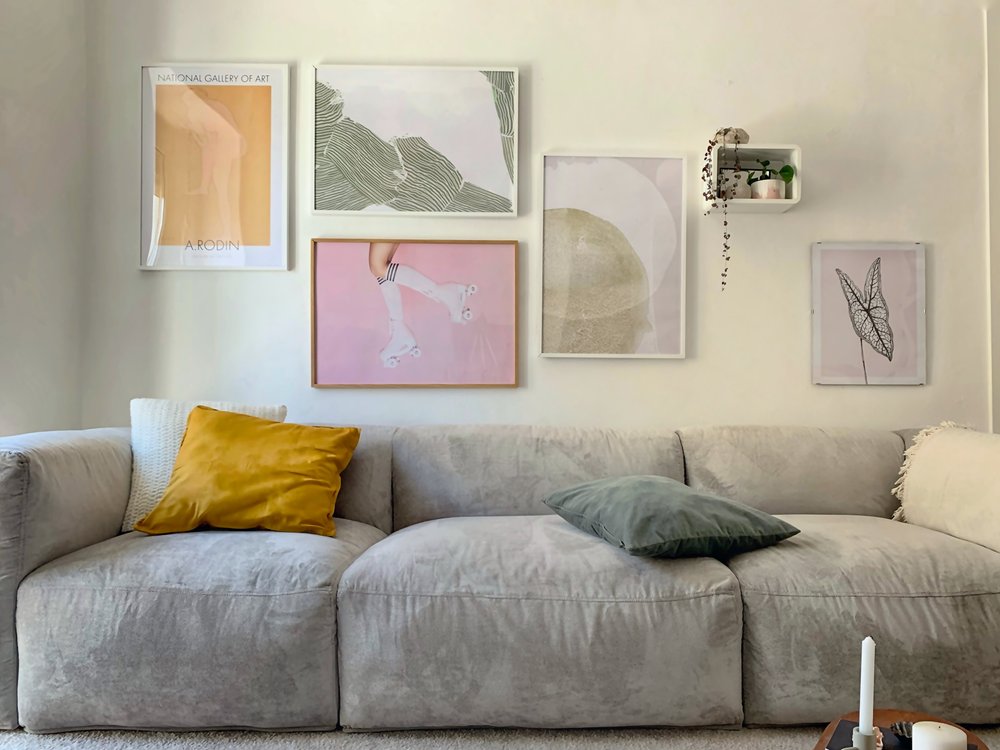 parete dietro divano moderna - chiccacasa - poster colorati sul divano grigio