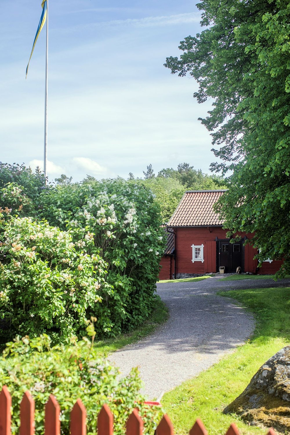 casa rossa svedese - chiccacasa - casa svedese rosso falun in un viale verde