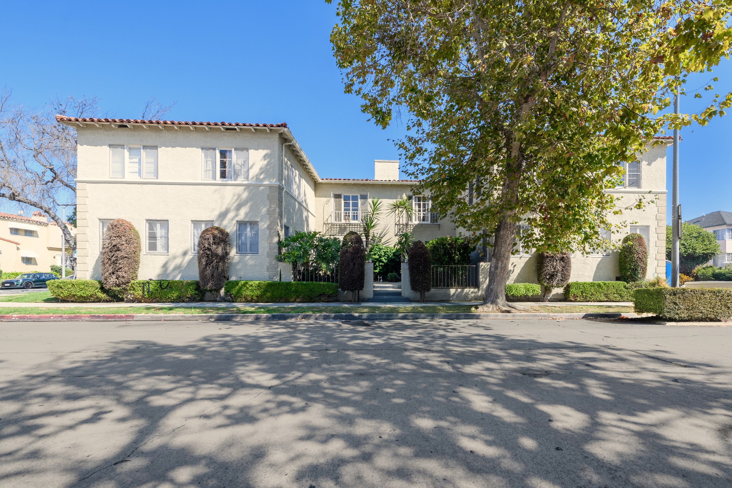 SOLD
6017 Whitworth Dr, Los Angeles
1930's 8 Unit Multi-Family Near Carthay Circle