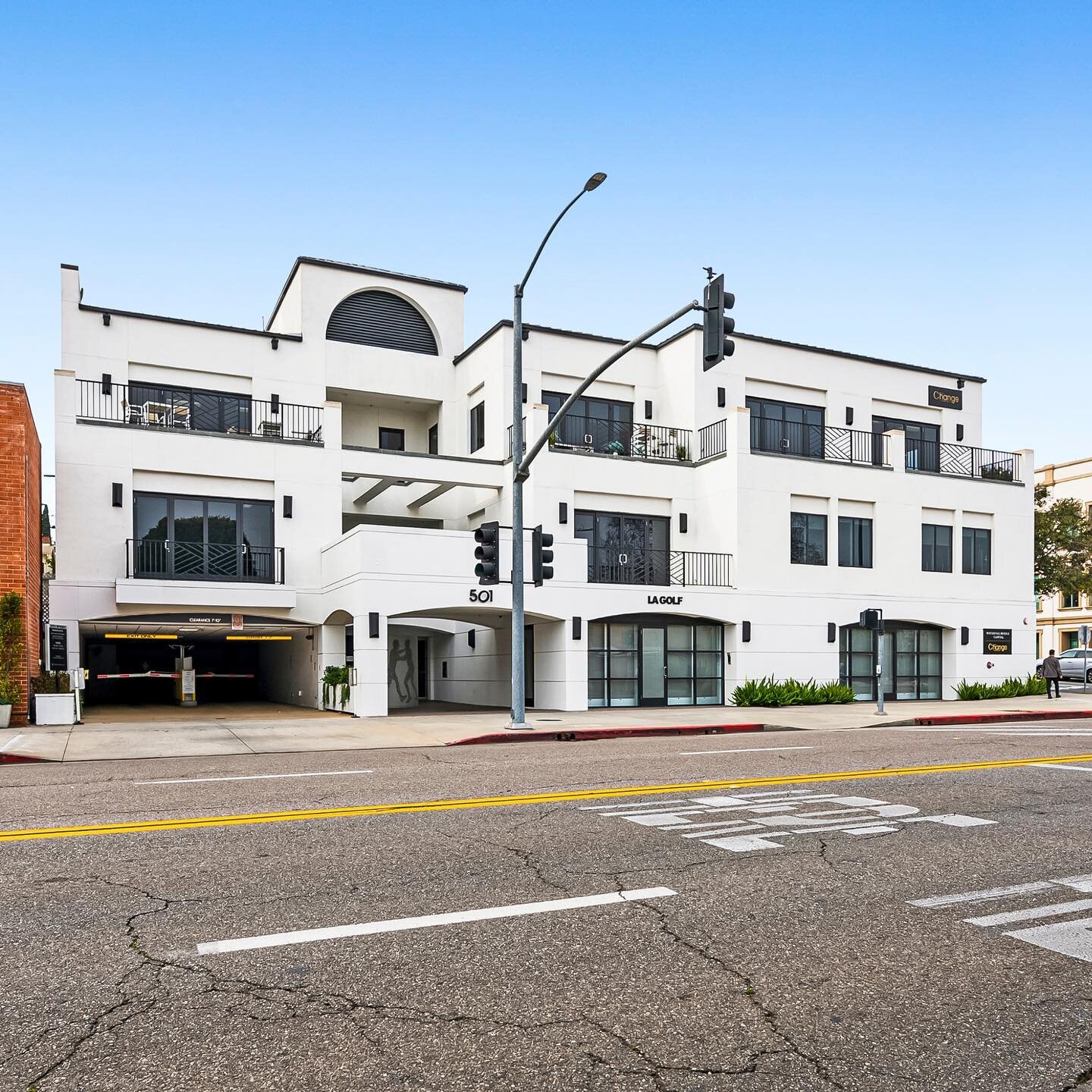 FOR LEASE: Boutique Office Building 501 S. Beverly Drive, Beverly Hills

Short term move-in ready office space available in a newly renovated building. 

* 5,000-10,000 SF of office space&nbsp;that can be shared or occupied in full
* Light and bright