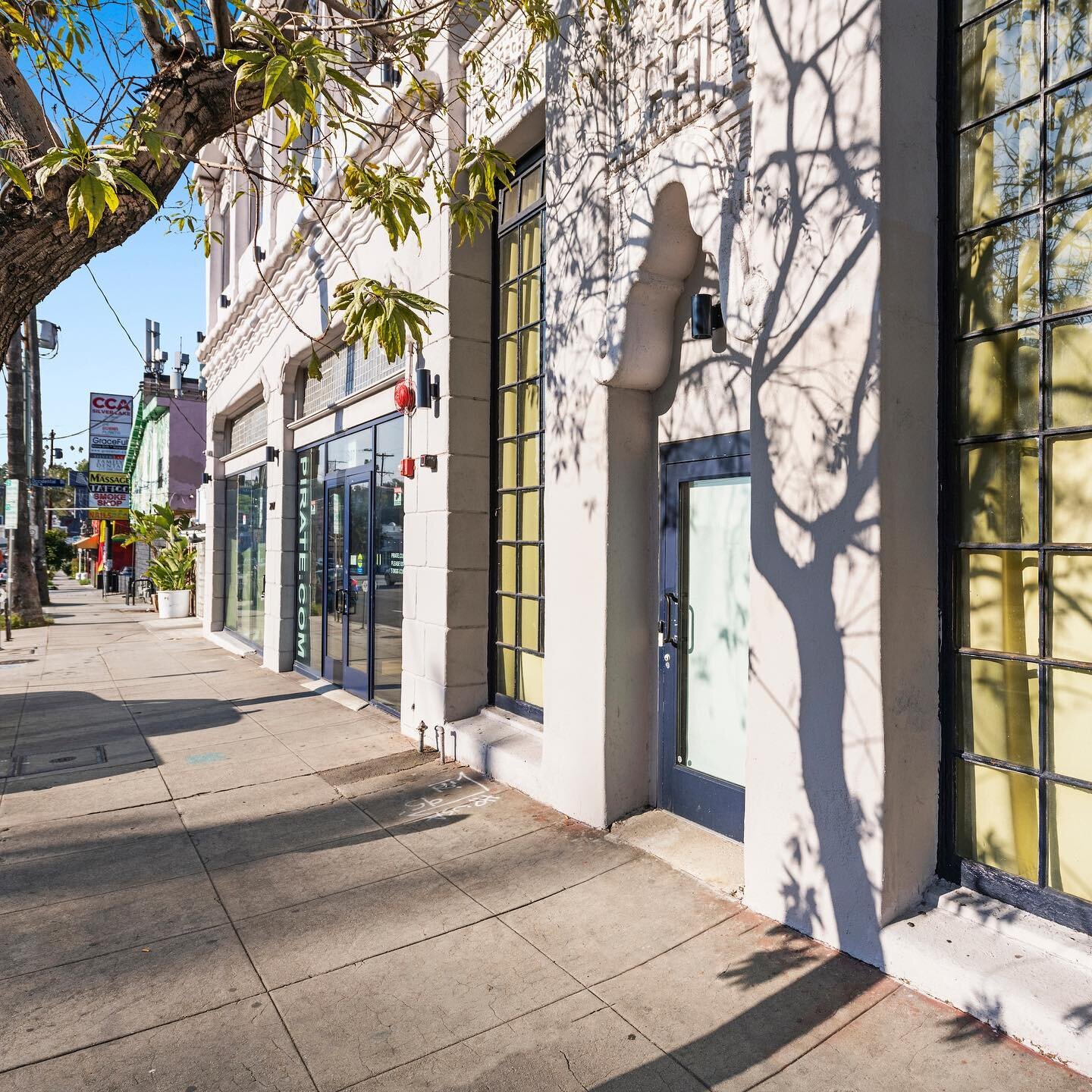 Sunset Blvd high visibility retail/office at the apex of the Silverlake creative corridor // 2807 Sunset Blvd

* 1,223 SF 
* Term: 3-5 years
* Extraordinarily high ceilings 
* Direct street entrance from Sunset Boulevard + separate entrance off lobby