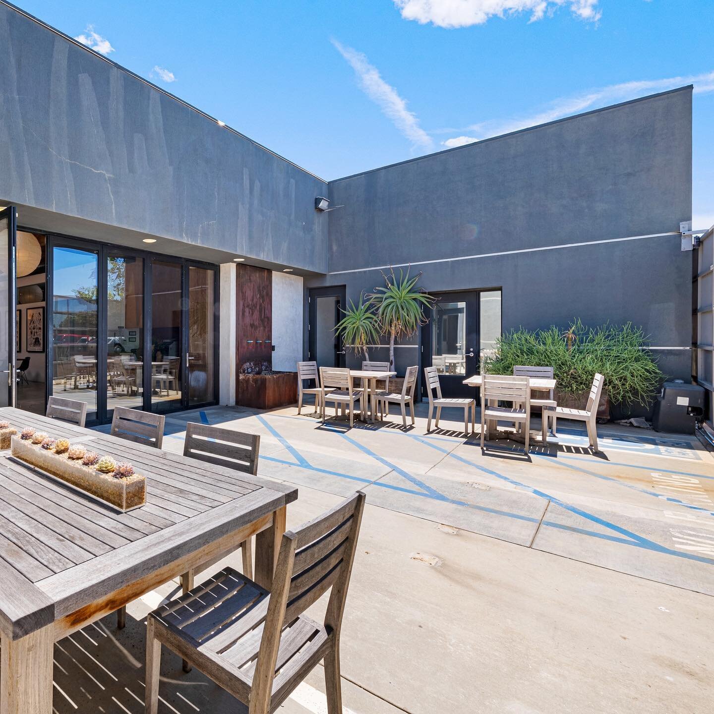 FOR LEASE:📍1707 12th St
Free-Standing Compound in Santa Monica Media District

* Rare availability: entire building for lease in Santa Monica Media District
* Extensive renovations throughout&nbsp;the property
* Features high&nbsp;exposed ceilings, 
