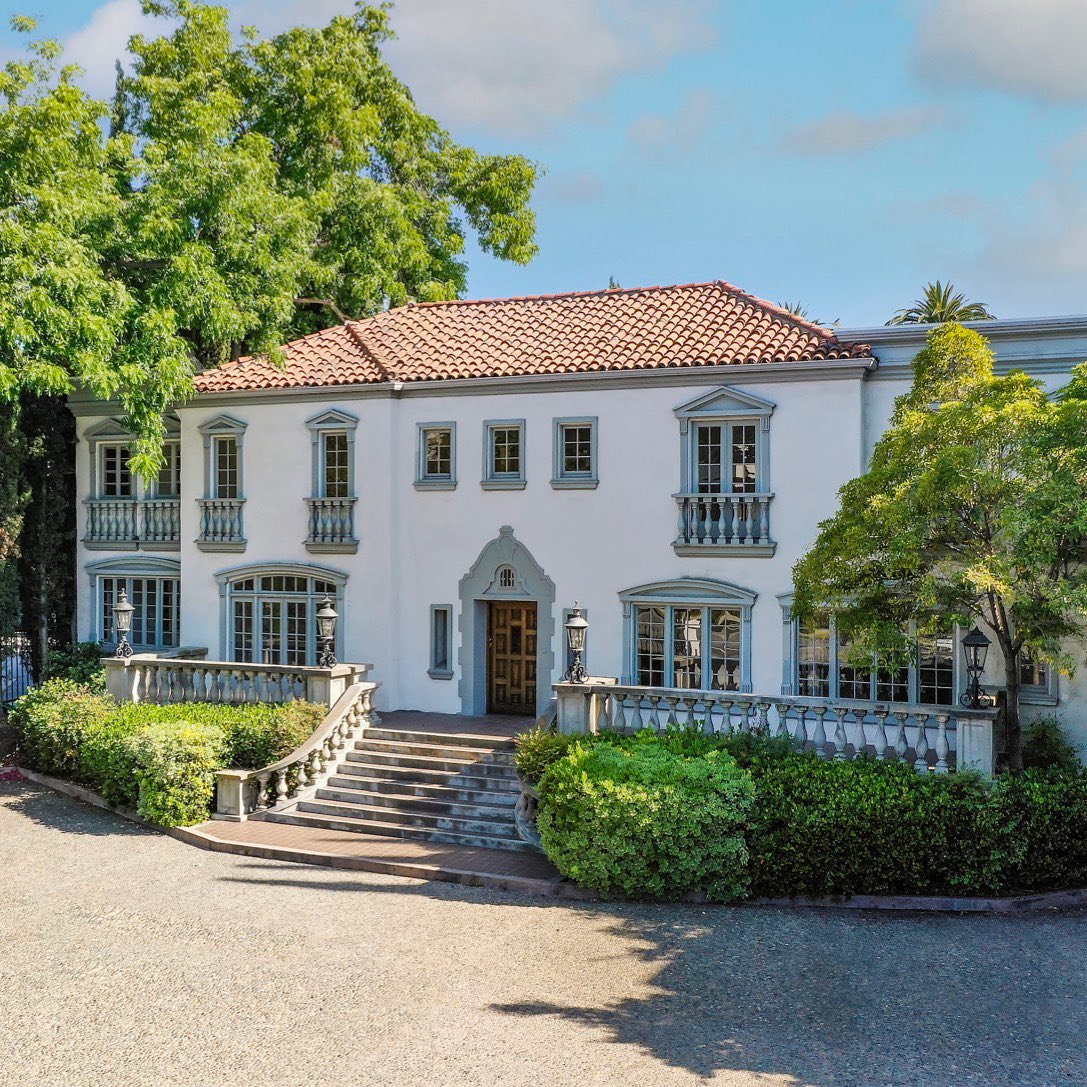 PRICE REDUCED- Creative Office Estate in Hancock Park 📍4526 Wilshire Blvd

Size: 6,440 SF 
Term: 3-5 years
Parking: 15+ surface spaces included in rent

-  Comprised of a main building, a detached private guesthouse/creative studio, and a separate b