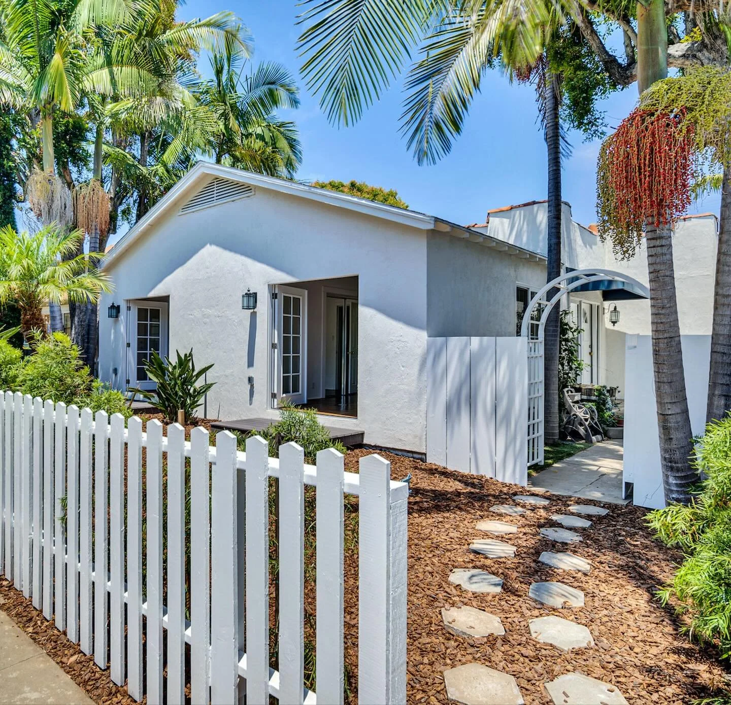 FOR SALE // Santa Monica 5-Unit Multifamily Property
1231 17th St | $2,550,000
Rarely available bungalow-style property with front duplex, 3 rear apartments, central garden, and 4 garages.
• Prime location near beach, Montana Ave, and top