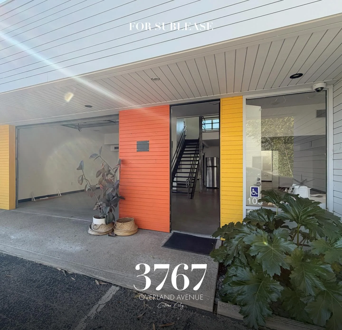 FOR SUBLEASE | 2-story creative office / flex space in a central Culver City location.
📍3767 Overland Ave

&bull; 2,405 SF creative office / flex &bull; Roll-up door with indoor-outdoor flow &bull; Bright interiors with operable windows &bull; 3 pri