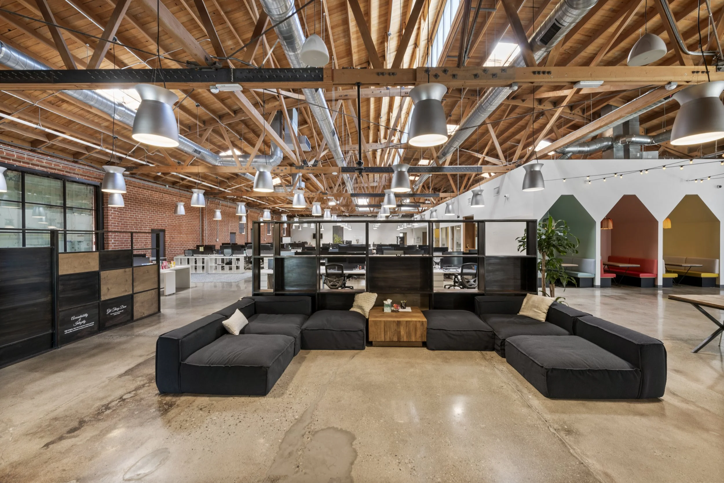 FOR LEASE
4094 Glencoe Ave, Marina Del Rey
High End Creative Office/Showroom + Patios
