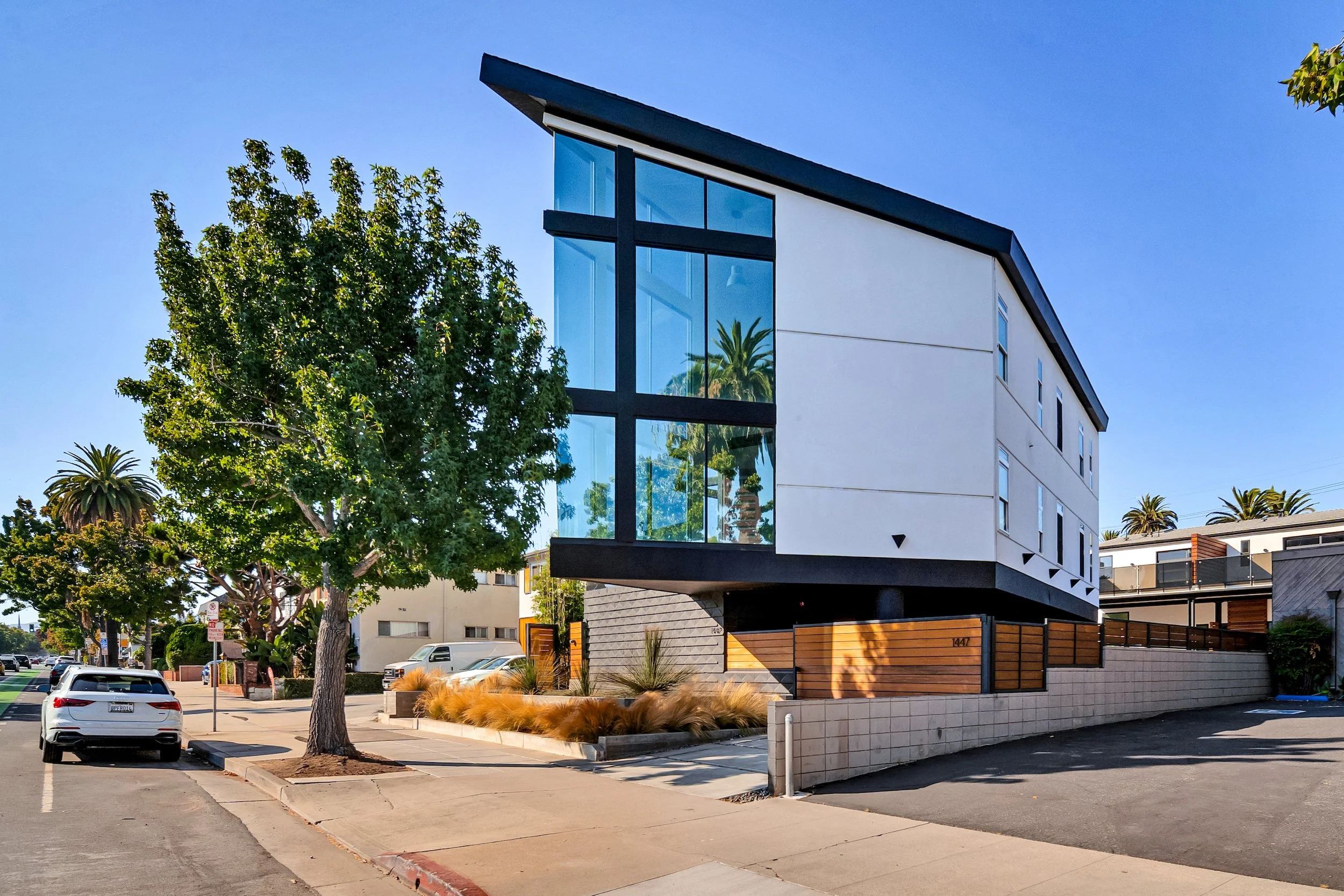 FOR SALE / LEASE
1447 11th Street, Santa Monica
4 Unit - Live/Work Lofts