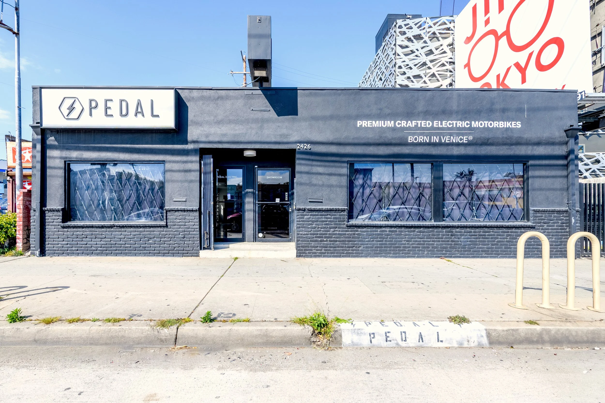 FOR SALE
2426 Lincoln Blvd, Venice
Retail / Showroom Investment Opportunity