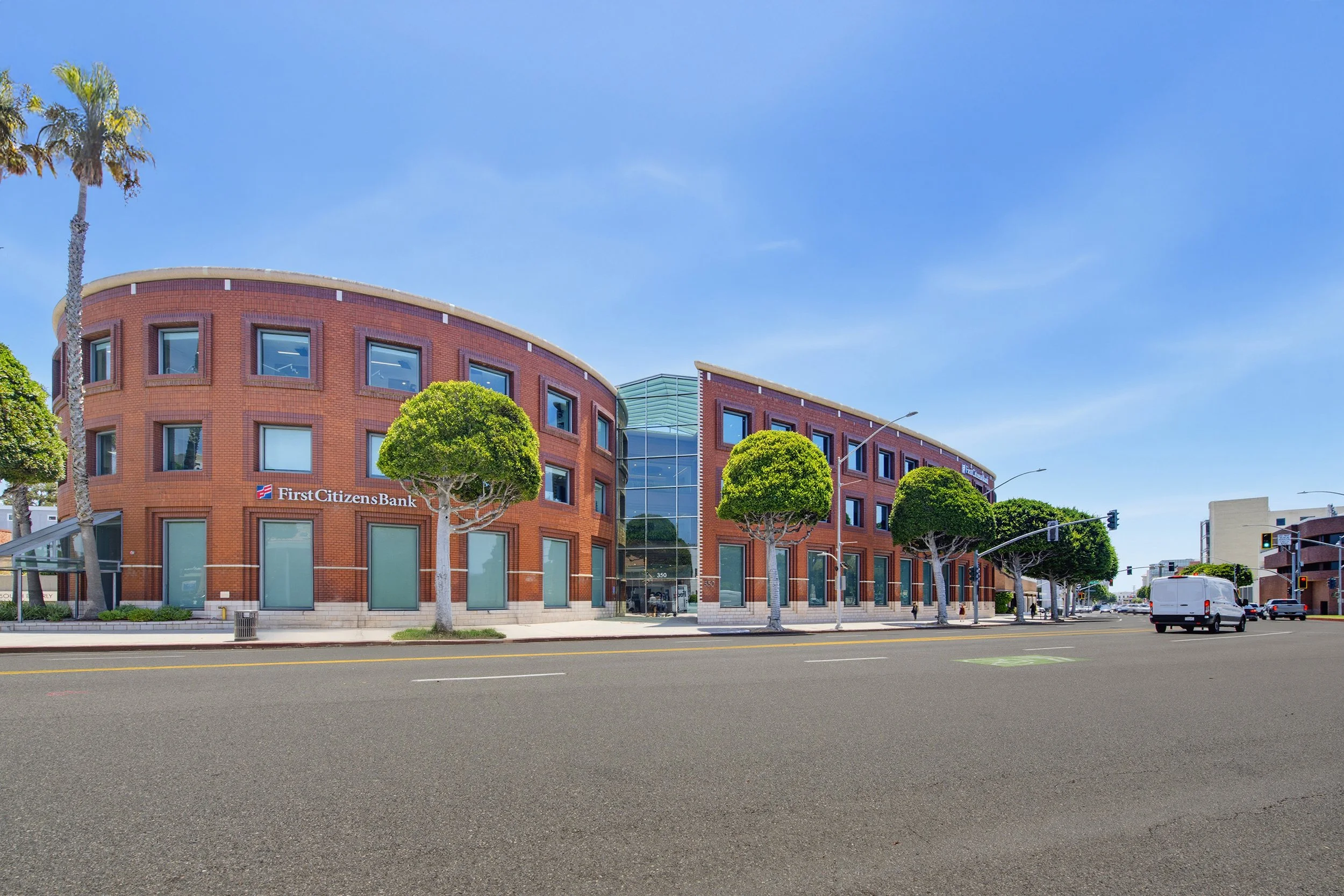 FOR LEASE
350 S Beverly Drive, Beverly Hills
Premier Offices at Prime Bev Hills Intersection