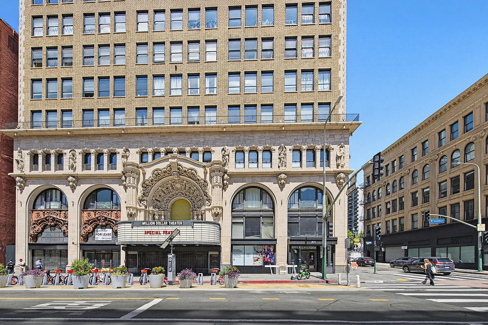 FOR LEASE
301 S Broadway, DTLA
Historic Retail Space Ideal for Food + Beverage