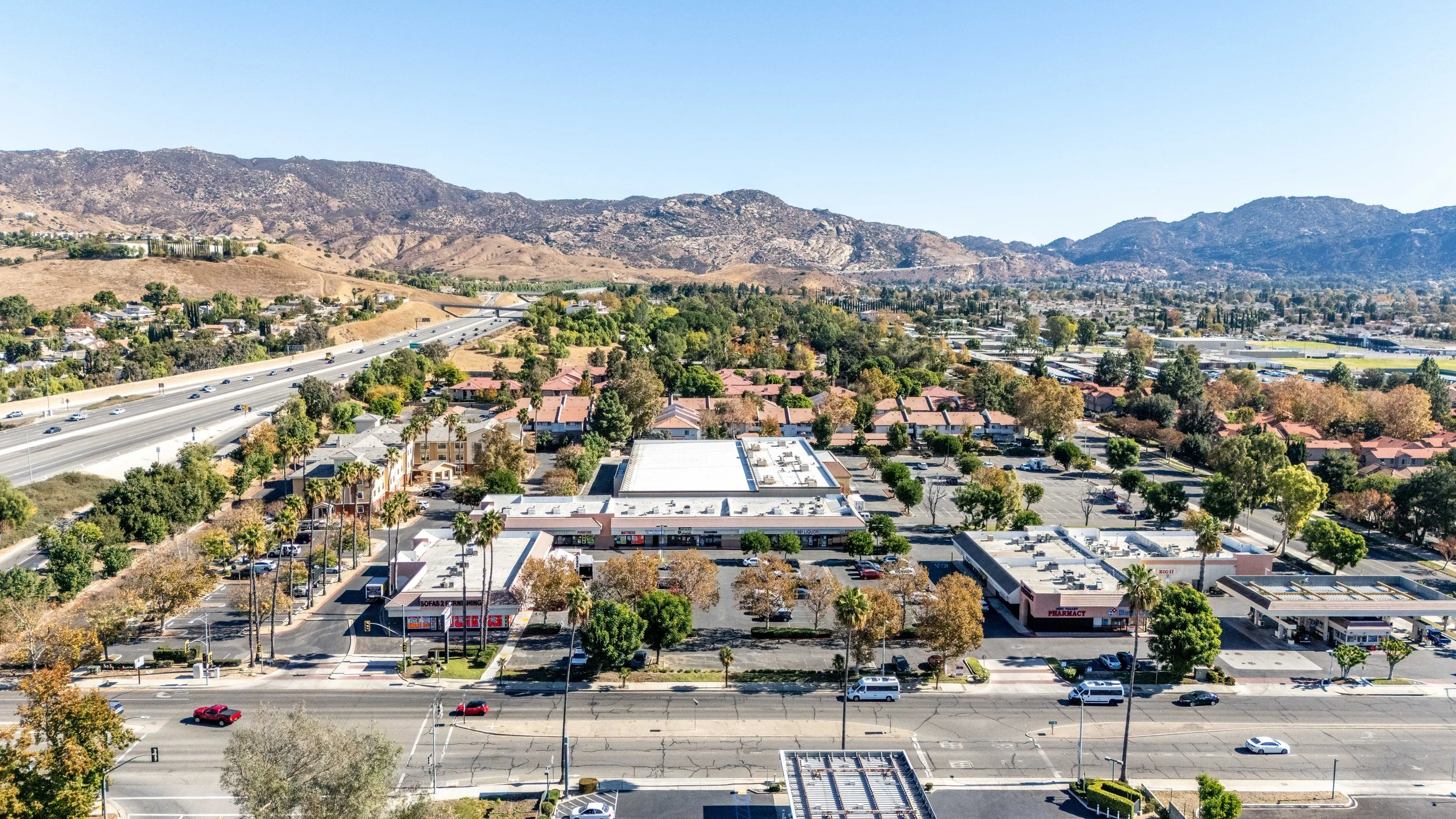 FOR LEASE
2438 Stearns Street, Simi Valley
Retail Space Directly Off the 118 FWY